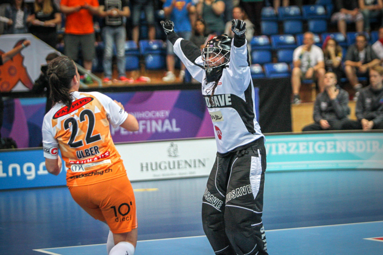 Swiss Arena (Kloten), 22.04.2018, Unihockey Damen NLA Superfinal, piranha chur - UHC Dietlikon, Lara Heini (Nr. 94, piranha chur) und Seraina Ulber (Nr. 22, piranha chur) bejubeln den Meistertitel

(Claudio Schwarz, unihockey-fotos.ch)

Copyright: Claudio Schwarz, unihockey-fotos.ch – Dieses Bild wurde durch swiss unihockey lizenziert und darf ausschliesslich auf den Online-Kanälen von swiss unihockey verwendet werden. Die redaktionelle oder kommerzielle Nutzung durch Dritte (Medien, Vereine, Unternehmen oder Privatpersonen) per Download von diesem flickr-Account ist ausgeschlossen. Das Bild kann bei Interesse via unihockey-fotos.ch kostenpflichtig lizenziert werden. unihockey-fotos.ch behält sich vor, fehlbaren Medien, Vereinen, Unternehmen oder Privatpersonen Bilder mit einem Zuschlag in Rechnung zu stellen.