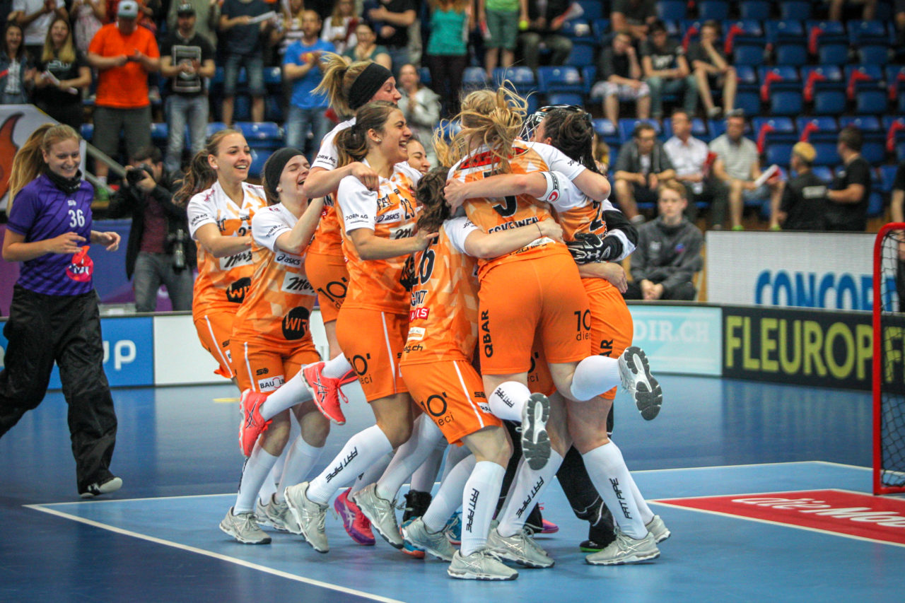 Swiss Arena (Kloten), 22.04.2018, Unihockey Damen NLA Superfinal, piranha chur - UHC Dietlikon, Meisterjubel piranha chur

(Claudio Schwarz, unihockey-fotos.ch)

Copyright: Claudio Schwarz, unihockey-fotos.ch – Dieses Bild wurde durch swiss unihockey lizenziert und darf ausschliesslich auf den Online-Kanälen von swiss unihockey verwendet werden. Die redaktionelle oder kommerzielle Nutzung durch Dritte (Medien, Vereine, Unternehmen oder Privatpersonen) per Download von diesem flickr-Account ist ausgeschlossen. Das Bild kann bei Interesse via unihockey-fotos.ch kostenpflichtig lizenziert werden. unihockey-fotos.ch behält sich vor, fehlbaren Medien, Vereinen, Unternehmen oder Privatpersonen Bilder mit einem Zuschlag in Rechnung zu stellen.