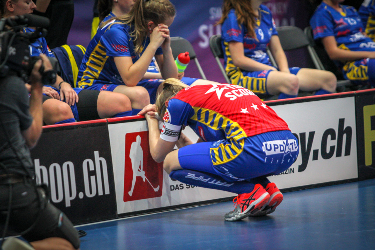 Swiss Arena (Kloten), 22.04.2018, Unihockey Damen NLA Superfinal, piranha chur - UHC Dietlikon, Michelle Wiki (Nr. 6, UHC Dietlikon) am Boden zerstört

(Claudio Schwarz, unihockey-fotos.ch)

Copyright: Claudio Schwarz, unihockey-fotos.ch – Dieses Bild wurde durch swiss unihockey lizenziert und darf ausschliesslich auf den Online-Kanälen von swiss unihockey verwendet werden. Die redaktionelle oder kommerzielle Nutzung durch Dritte (Medien, Vereine, Unternehmen oder Privatpersonen) per Download von diesem flickr-Account ist ausgeschlossen. Das Bild kann bei Interesse via unihockey-fotos.ch kostenpflichtig lizenziert werden. unihockey-fotos.ch behält sich vor, fehlbaren Medien, Vereinen, Unternehmen oder Privatpersonen Bilder mit einem Zuschlag in Rechnung zu stellen.