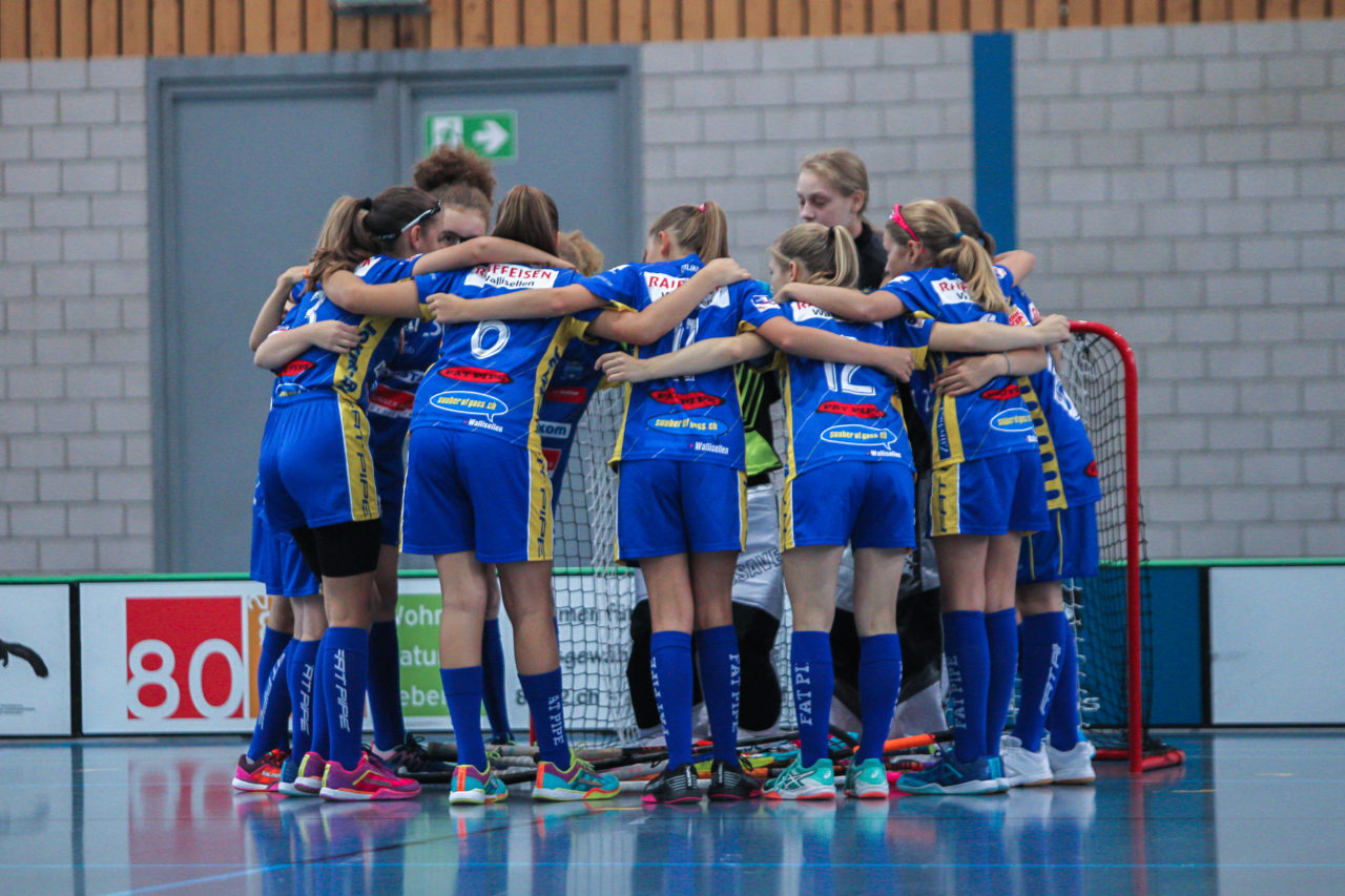 Sporthalle Dürrbach (Dübendorf), 20.10.2018, Unihockey Juniorinnen C 2. Runde, Kloten-Dietlikon Jets - Hot Chilis Rümlang-Regensdorf II, 

(Claudio Schwarz, unihockey-fotos.ch)

Copyright: Claudio Schwarz, unihockey-fotos.ch – Dieses Bild wurde durch swiss unihockey lizenziert und darf ausschliesslich auf den Online-Kanälen von swiss unihockey verwendet werden. Die redaktionelle oder kommerzielle Nutzung durch Dritte (Medien, Vereine, Unternehmen oder Privatpersonen) per Download von diesem flickr-Account ist ausgeschlossen. Das Bild kann bei Interesse via unihockey-fotos.ch kostenpflichtig lizenziert werden. unihockey-fotos.ch behält sich vor, fehlbaren Medien, Vereinen, Unternehmen oder Privatpersonen Bilder mit einem Zuschlag in Rechnung zu stellen.