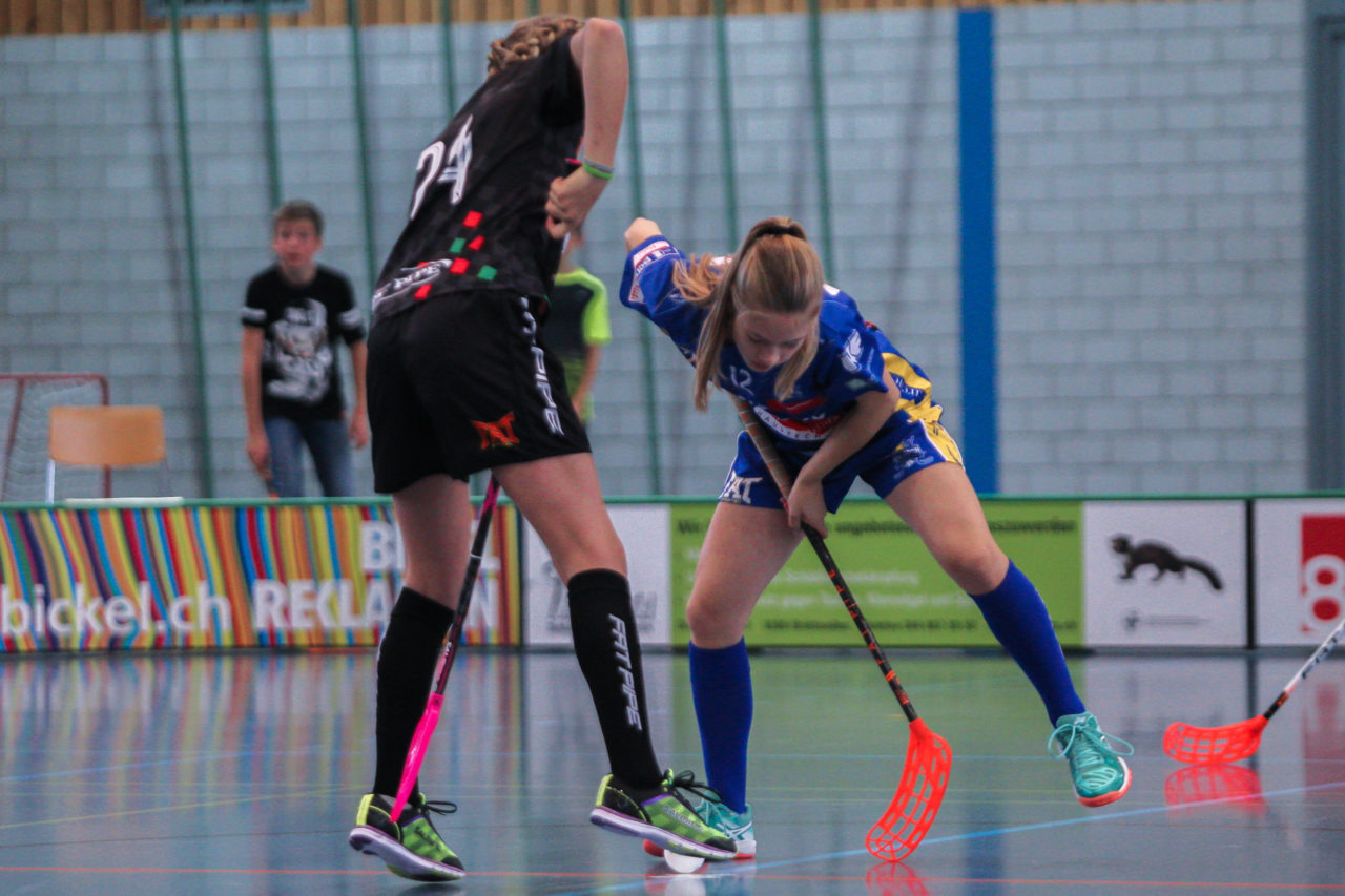 Sporthalle Dürrbach (Dübendorf), 20.10.2018, Unihockey Juniorinnen C 2. Runde, Kloten-Dietlikon Jets - Hot Chilis Rümlang-Regensdorf II, 

(Claudio Schwarz, unihockey-fotos.ch)

Copyright: Claudio Schwarz, unihockey-fotos.ch – Dieses Bild wurde durch swiss unihockey lizenziert und darf ausschliesslich auf den Online-Kanälen von swiss unihockey verwendet werden. Die redaktionelle oder kommerzielle Nutzung durch Dritte (Medien, Vereine, Unternehmen oder Privatpersonen) per Download von diesem flickr-Account ist ausgeschlossen. Das Bild kann bei Interesse via unihockey-fotos.ch kostenpflichtig lizenziert werden. unihockey-fotos.ch behält sich vor, fehlbaren Medien, Vereinen, Unternehmen oder Privatpersonen Bilder mit einem Zuschlag in Rechnung zu stellen.