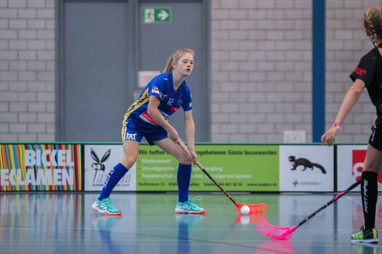 Sporthalle Dürrbach (Dübendorf), 20.10.2018, Unihockey Juniorinnen C 2. Runde, Kloten-Dietlikon Jets - Hot Chilis Rümlang-Regensdorf II, 

(Claudio Schwarz, unihockey-fotos.ch)

Copyright: Claudio Schwarz, unihockey-fotos.ch – Dieses Bild wurde durch swiss unihockey lizenziert und darf ausschliesslich auf den Online-Kanälen von swiss unihockey verwendet werden. Die redaktionelle oder kommerzielle Nutzung durch Dritte (Medien, Vereine, Unternehmen oder Privatpersonen) per Download von diesem flickr-Account ist ausgeschlossen. Das Bild kann bei Interesse via unihockey-fotos.ch kostenpflichtig lizenziert werden. unihockey-fotos.ch behält sich vor, fehlbaren Medien, Vereinen, Unternehmen oder Privatpersonen Bilder mit einem Zuschlag in Rechnung zu stellen.