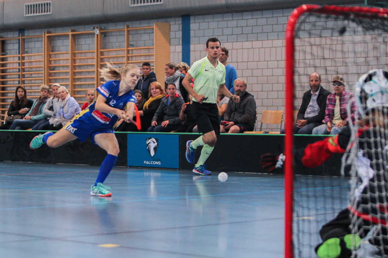 Sporthalle Dürrbach (Dübendorf), 20.10.2018, Unihockey Juniorinnen C 2. Runde, Kloten-Dietlikon Jets - Hot Chilis Rümlang-Regensdorf II, 

(Claudio Schwarz, unihockey-fotos.ch)

Copyright: Claudio Schwarz, unihockey-fotos.ch – Dieses Bild wurde durch swiss unihockey lizenziert und darf ausschliesslich auf den Online-Kanälen von swiss unihockey verwendet werden. Die redaktionelle oder kommerzielle Nutzung durch Dritte (Medien, Vereine, Unternehmen oder Privatpersonen) per Download von diesem flickr-Account ist ausgeschlossen. Das Bild kann bei Interesse via unihockey-fotos.ch kostenpflichtig lizenziert werden. unihockey-fotos.ch behält sich vor, fehlbaren Medien, Vereinen, Unternehmen oder Privatpersonen Bilder mit einem Zuschlag in Rechnung zu stellen.