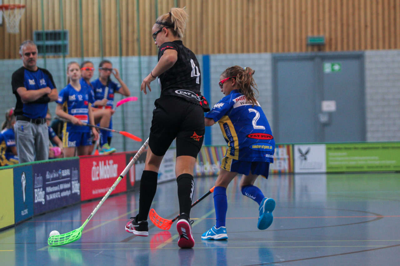 Sporthalle Dürrbach (Dübendorf), 20.10.2018, Unihockey Juniorinnen C 2. Runde, Kloten-Dietlikon Jets - Hot Chilis Rümlang-Regensdorf II, 

(Claudio Schwarz, unihockey-fotos.ch)

Copyright: Claudio Schwarz, unihockey-fotos.ch – Dieses Bild wurde durch swiss unihockey lizenziert und darf ausschliesslich auf den Online-Kanälen von swiss unihockey verwendet werden. Die redaktionelle oder kommerzielle Nutzung durch Dritte (Medien, Vereine, Unternehmen oder Privatpersonen) per Download von diesem flickr-Account ist ausgeschlossen. Das Bild kann bei Interesse via unihockey-fotos.ch kostenpflichtig lizenziert werden. unihockey-fotos.ch behält sich vor, fehlbaren Medien, Vereinen, Unternehmen oder Privatpersonen Bilder mit einem Zuschlag in Rechnung zu stellen.