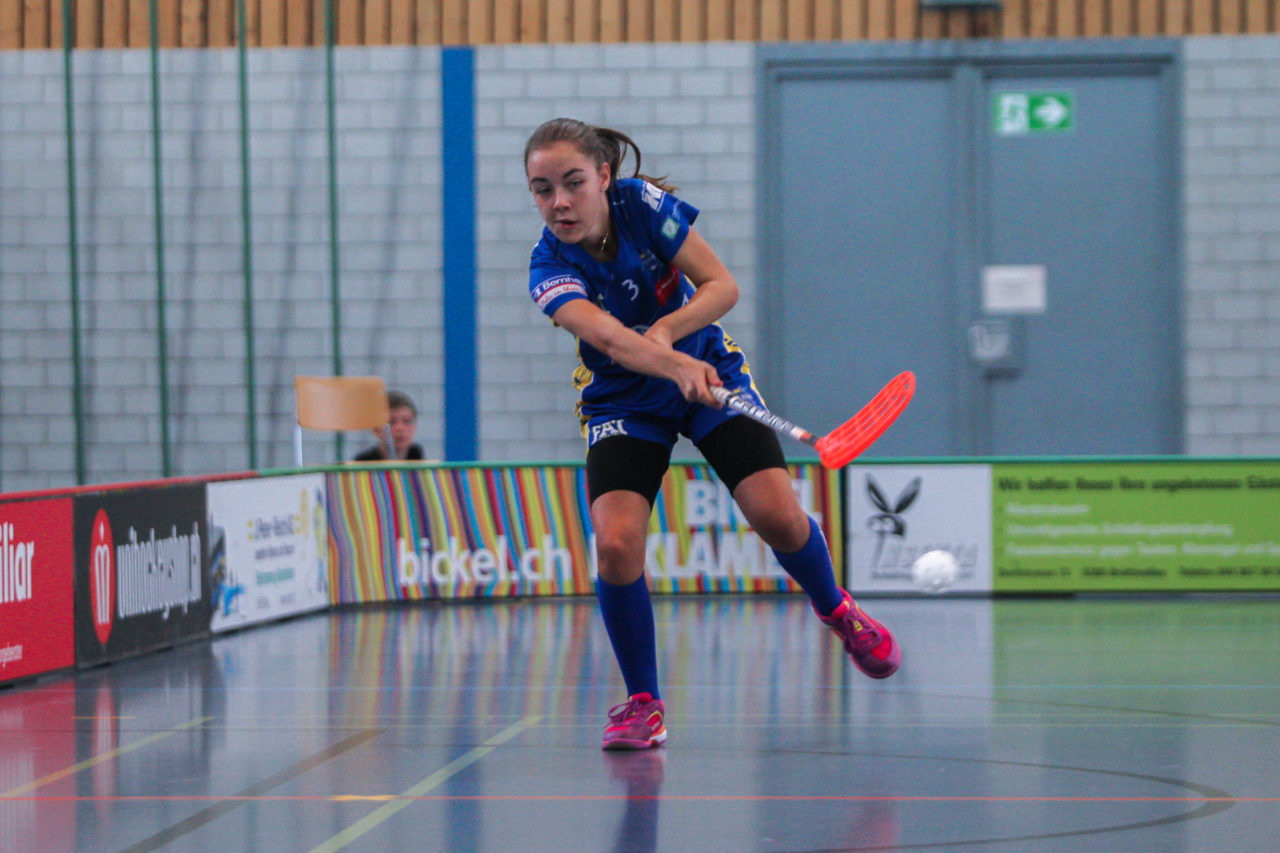 Sporthalle Dürrbach (Dübendorf), 20.10.2018, Unihockey Juniorinnen C 2. Runde, Kloten-Dietlikon Jets - Hot Chilis Rümlang-Regensdorf II, 

(Claudio Schwarz, unihockey-fotos.ch)

Copyright: Claudio Schwarz, unihockey-fotos.ch – Dieses Bild wurde durch swiss unihockey lizenziert und darf ausschliesslich auf den Online-Kanälen von swiss unihockey verwendet werden. Die redaktionelle oder kommerzielle Nutzung durch Dritte (Medien, Vereine, Unternehmen oder Privatpersonen) per Download von diesem flickr-Account ist ausgeschlossen. Das Bild kann bei Interesse via unihockey-fotos.ch kostenpflichtig lizenziert werden. unihockey-fotos.ch behält sich vor, fehlbaren Medien, Vereinen, Unternehmen oder Privatpersonen Bilder mit einem Zuschlag in Rechnung zu stellen.