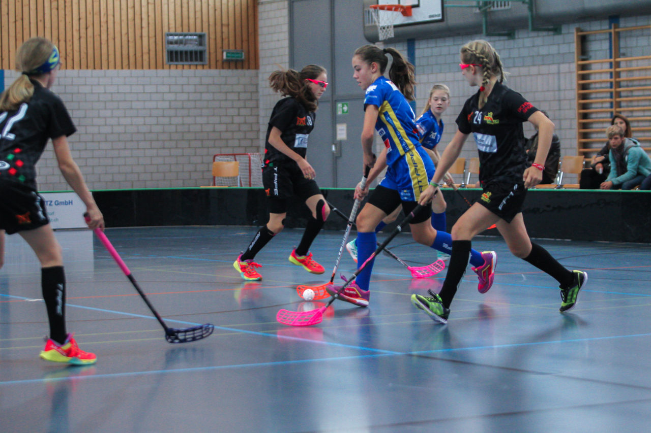 Sporthalle Dürrbach (Dübendorf), 20.10.2018, Unihockey Juniorinnen C 2. Runde, Kloten-Dietlikon Jets - Hot Chilis Rümlang-Regensdorf II, 

(Claudio Schwarz, unihockey-fotos.ch)

Copyright: Claudio Schwarz, unihockey-fotos.ch – Dieses Bild wurde durch swiss unihockey lizenziert und darf ausschliesslich auf den Online-Kanälen von swiss unihockey verwendet werden. Die redaktionelle oder kommerzielle Nutzung durch Dritte (Medien, Vereine, Unternehmen oder Privatpersonen) per Download von diesem flickr-Account ist ausgeschlossen. Das Bild kann bei Interesse via unihockey-fotos.ch kostenpflichtig lizenziert werden. unihockey-fotos.ch behält sich vor, fehlbaren Medien, Vereinen, Unternehmen oder Privatpersonen Bilder mit einem Zuschlag in Rechnung zu stellen.