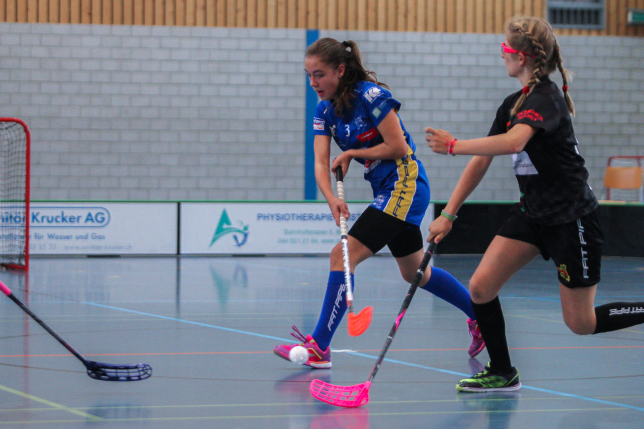 Sporthalle Dürrbach (Dübendorf), 20.10.2018, Unihockey Juniorinnen C 2. Runde, Kloten-Dietlikon Jets - Hot Chilis Rümlang-Regensdorf II, 

(Claudio Schwarz, unihockey-fotos.ch)

Copyright: Claudio Schwarz, unihockey-fotos.ch – Dieses Bild wurde durch swiss unihockey lizenziert und darf ausschliesslich auf den Online-Kanälen von swiss unihockey verwendet werden. Die redaktionelle oder kommerzielle Nutzung durch Dritte (Medien, Vereine, Unternehmen oder Privatpersonen) per Download von diesem flickr-Account ist ausgeschlossen. Das Bild kann bei Interesse via unihockey-fotos.ch kostenpflichtig lizenziert werden. unihockey-fotos.ch behält sich vor, fehlbaren Medien, Vereinen, Unternehmen oder Privatpersonen Bilder mit einem Zuschlag in Rechnung zu stellen.