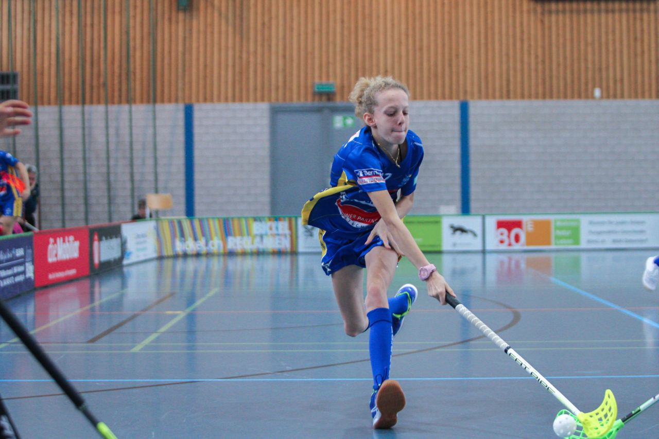 Sporthalle Dürrbach (Dübendorf), 20.10.2018, Unihockey Juniorinnen C 2. Runde, Kloten-Dietlikon Jets - Hot Chilis Rümlang-Regensdorf II, 

(Claudio Schwarz, unihockey-fotos.ch)

Copyright: Claudio Schwarz, unihockey-fotos.ch – Dieses Bild wurde durch swiss unihockey lizenziert und darf ausschliesslich auf den Online-Kanälen von swiss unihockey verwendet werden. Die redaktionelle oder kommerzielle Nutzung durch Dritte (Medien, Vereine, Unternehmen oder Privatpersonen) per Download von diesem flickr-Account ist ausgeschlossen. Das Bild kann bei Interesse via unihockey-fotos.ch kostenpflichtig lizenziert werden. unihockey-fotos.ch behält sich vor, fehlbaren Medien, Vereinen, Unternehmen oder Privatpersonen Bilder mit einem Zuschlag in Rechnung zu stellen.