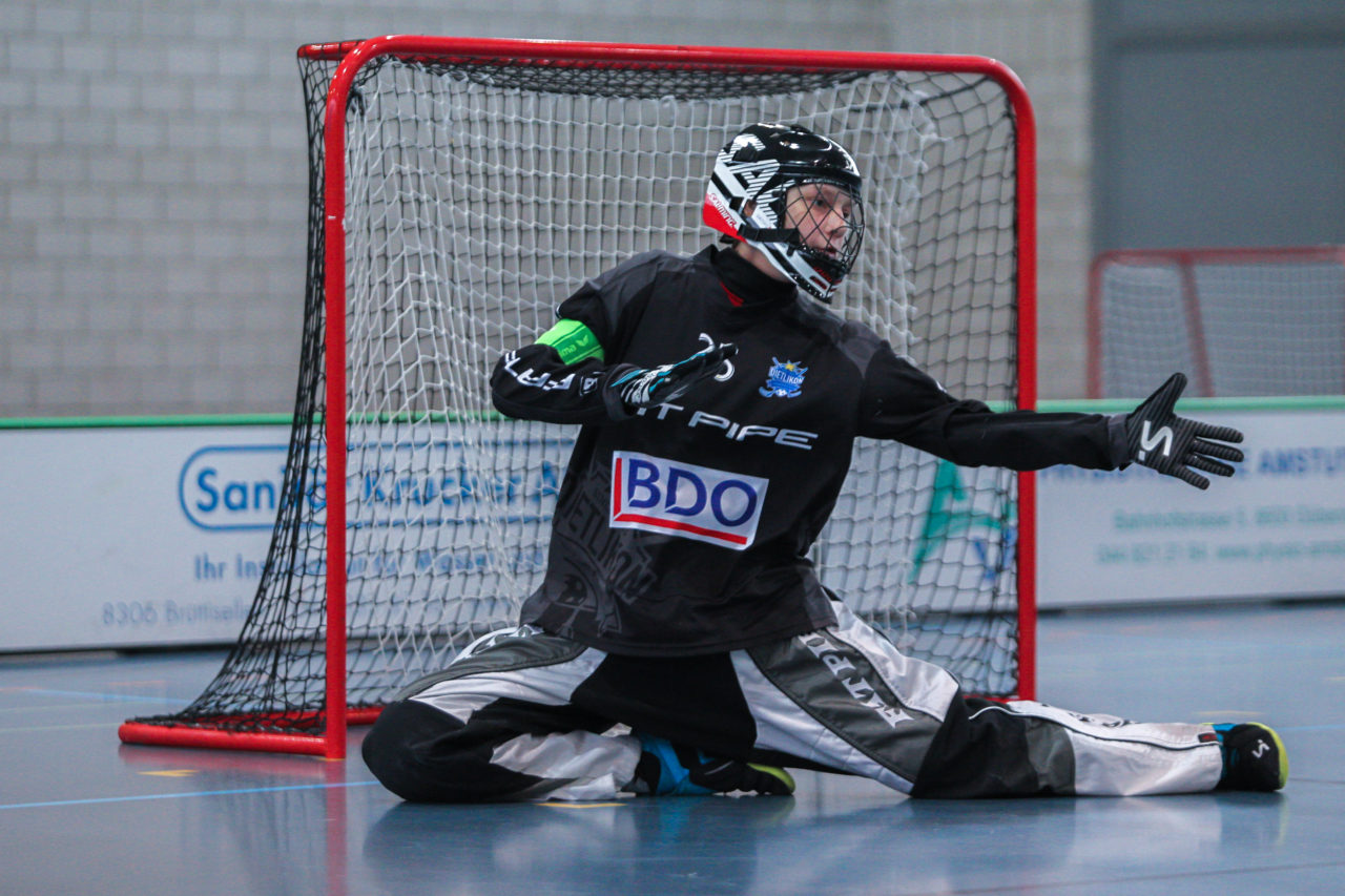 Sporthalle Dürrbach (Dübendorf), 20.10.2018, Unihockey Juniorinnen C 2. Runde, Kloten-Dietlikon Jets - Hot Chilis Rümlang-Regensdorf II, 

(Claudio Schwarz, unihockey-fotos.ch)

Copyright: Claudio Schwarz, unihockey-fotos.ch – Dieses Bild wurde durch swiss unihockey lizenziert und darf ausschliesslich auf den Online-Kanälen von swiss unihockey verwendet werden. Die redaktionelle oder kommerzielle Nutzung durch Dritte (Medien, Vereine, Unternehmen oder Privatpersonen) per Download von diesem flickr-Account ist ausgeschlossen. Das Bild kann bei Interesse via unihockey-fotos.ch kostenpflichtig lizenziert werden. unihockey-fotos.ch behält sich vor, fehlbaren Medien, Vereinen, Unternehmen oder Privatpersonen Bilder mit einem Zuschlag in Rechnung zu stellen.