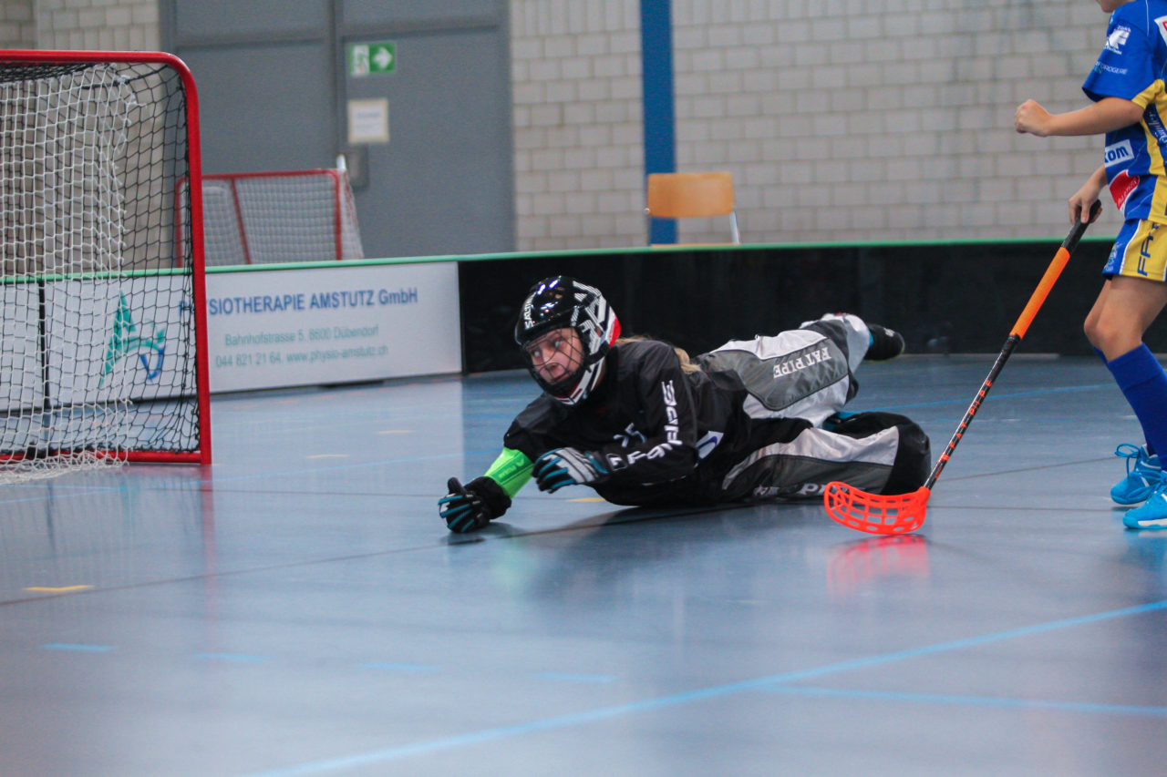 Sporthalle Dürrbach (Dübendorf), 20.10.2018, Unihockey Juniorinnen C 2. Runde, Kloten-Dietlikon Jets - Hot Chilis Rümlang-Regensdorf II, 

(Claudio Schwarz, unihockey-fotos.ch)

Copyright: Claudio Schwarz, unihockey-fotos.ch – Dieses Bild wurde durch swiss unihockey lizenziert und darf ausschliesslich auf den Online-Kanälen von swiss unihockey verwendet werden. Die redaktionelle oder kommerzielle Nutzung durch Dritte (Medien, Vereine, Unternehmen oder Privatpersonen) per Download von diesem flickr-Account ist ausgeschlossen. Das Bild kann bei Interesse via unihockey-fotos.ch kostenpflichtig lizenziert werden. unihockey-fotos.ch behält sich vor, fehlbaren Medien, Vereinen, Unternehmen oder Privatpersonen Bilder mit einem Zuschlag in Rechnung zu stellen.