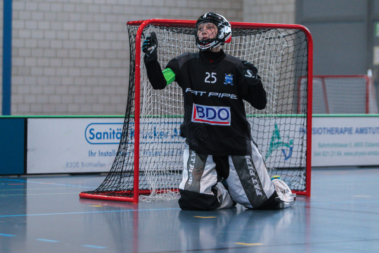 Sporthalle Dürrbach (Dübendorf), 20.10.2018, Unihockey Juniorinnen C 2. Runde, Kloten-Dietlikon Jets - Hot Chilis Rümlang-Regensdorf II, 

(Claudio Schwarz, unihockey-fotos.ch)

Copyright: Claudio Schwarz, unihockey-fotos.ch – Dieses Bild wurde durch swiss unihockey lizenziert und darf ausschliesslich auf den Online-Kanälen von swiss unihockey verwendet werden. Die redaktionelle oder kommerzielle Nutzung durch Dritte (Medien, Vereine, Unternehmen oder Privatpersonen) per Download von diesem flickr-Account ist ausgeschlossen. Das Bild kann bei Interesse via unihockey-fotos.ch kostenpflichtig lizenziert werden. unihockey-fotos.ch behält sich vor, fehlbaren Medien, Vereinen, Unternehmen oder Privatpersonen Bilder mit einem Zuschlag in Rechnung zu stellen.