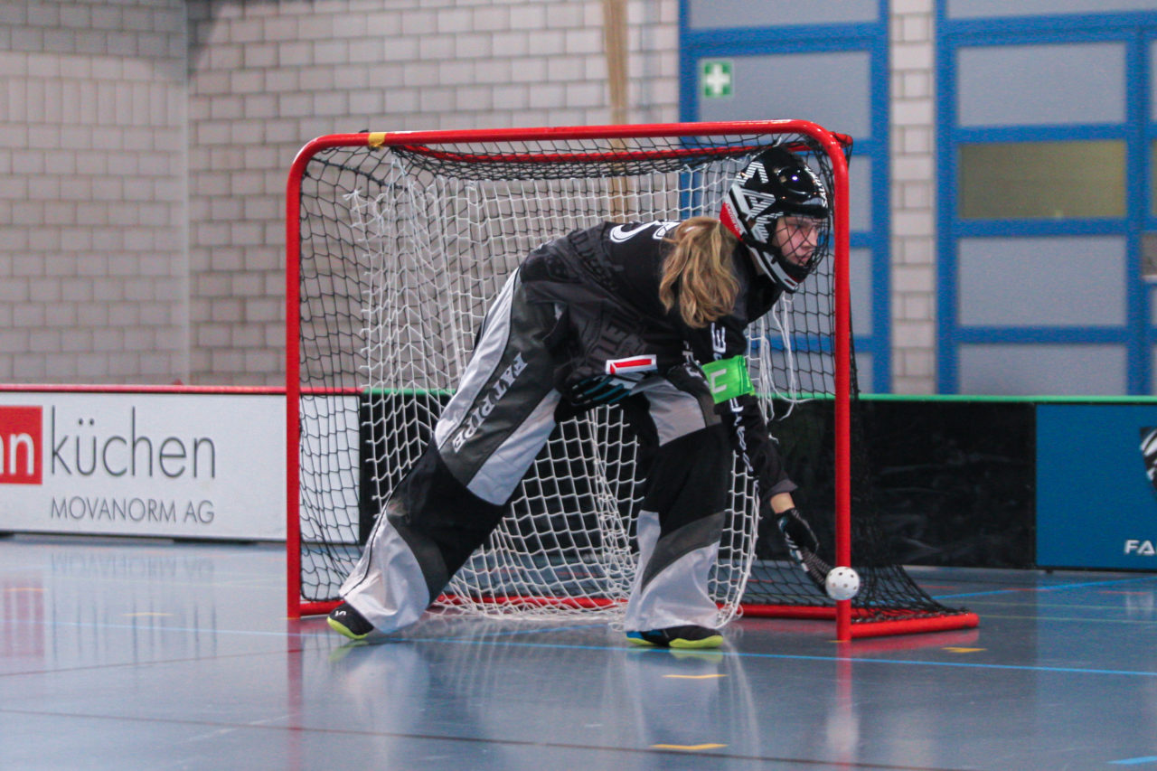 Sporthalle Dürrbach (Dübendorf), 20.10.2018, Unihockey Juniorinnen C 2. Runde, Kloten-Dietlikon Jets - Hot Chilis Rümlang-Regensdorf II, 

(Claudio Schwarz, unihockey-fotos.ch)

Copyright: Claudio Schwarz, unihockey-fotos.ch – Dieses Bild wurde durch swiss unihockey lizenziert und darf ausschliesslich auf den Online-Kanälen von swiss unihockey verwendet werden. Die redaktionelle oder kommerzielle Nutzung durch Dritte (Medien, Vereine, Unternehmen oder Privatpersonen) per Download von diesem flickr-Account ist ausgeschlossen. Das Bild kann bei Interesse via unihockey-fotos.ch kostenpflichtig lizenziert werden. unihockey-fotos.ch behält sich vor, fehlbaren Medien, Vereinen, Unternehmen oder Privatpersonen Bilder mit einem Zuschlag in Rechnung zu stellen.