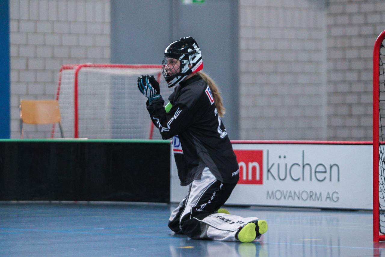Sporthalle Dürrbach (Dübendorf), 20.10.2018, Unihockey Juniorinnen C 2. Runde, Kloten-Dietlikon Jets - Hot Chilis Rümlang-Regensdorf II, 

(Claudio Schwarz, unihockey-fotos.ch)

Copyright: Claudio Schwarz, unihockey-fotos.ch – Dieses Bild wurde durch swiss unihockey lizenziert und darf ausschliesslich auf den Online-Kanälen von swiss unihockey verwendet werden. Die redaktionelle oder kommerzielle Nutzung durch Dritte (Medien, Vereine, Unternehmen oder Privatpersonen) per Download von diesem flickr-Account ist ausgeschlossen. Das Bild kann bei Interesse via unihockey-fotos.ch kostenpflichtig lizenziert werden. unihockey-fotos.ch behält sich vor, fehlbaren Medien, Vereinen, Unternehmen oder Privatpersonen Bilder mit einem Zuschlag in Rechnung zu stellen.