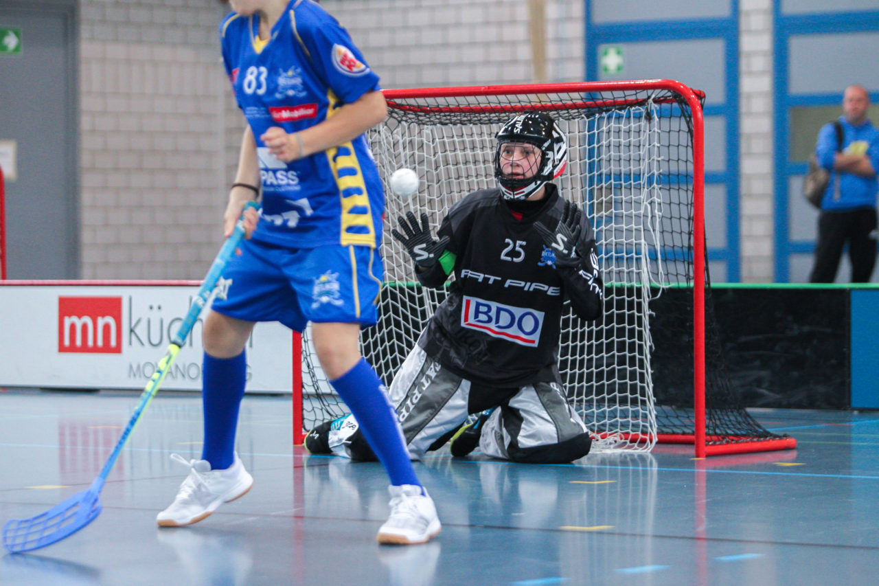 Sporthalle Dürrbach (Dübendorf), 20.10.2018, Unihockey Juniorinnen C 2. Runde, Kloten-Dietlikon Jets - Hot Chilis Rümlang-Regensdorf II, 

(Claudio Schwarz, unihockey-fotos.ch)

Copyright: Claudio Schwarz, unihockey-fotos.ch – Dieses Bild wurde durch swiss unihockey lizenziert und darf ausschliesslich auf den Online-Kanälen von swiss unihockey verwendet werden. Die redaktionelle oder kommerzielle Nutzung durch Dritte (Medien, Vereine, Unternehmen oder Privatpersonen) per Download von diesem flickr-Account ist ausgeschlossen. Das Bild kann bei Interesse via unihockey-fotos.ch kostenpflichtig lizenziert werden. unihockey-fotos.ch behält sich vor, fehlbaren Medien, Vereinen, Unternehmen oder Privatpersonen Bilder mit einem Zuschlag in Rechnung zu stellen.