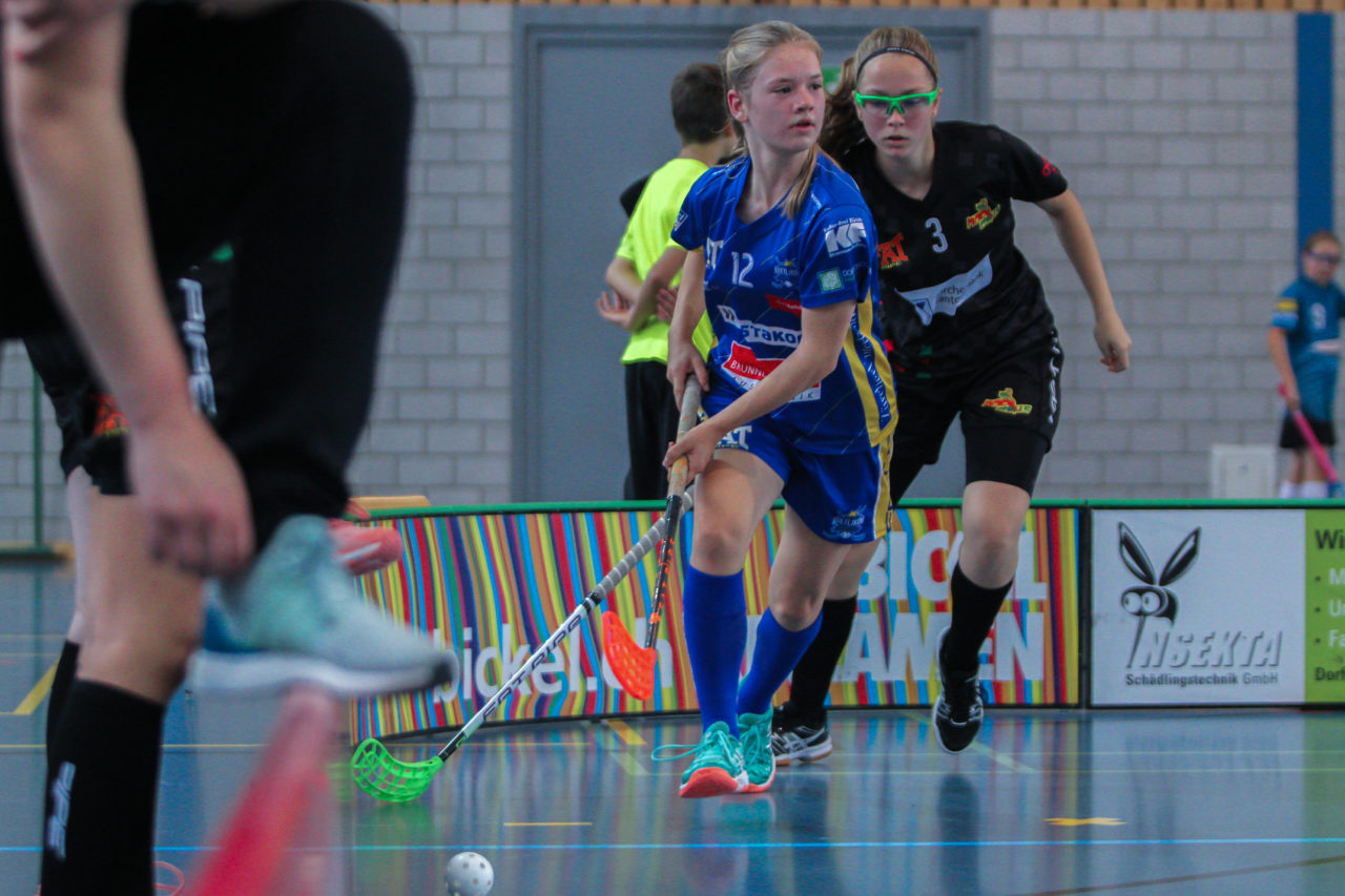 Sporthalle Dürrbach (Dübendorf), 20.10.2018, Unihockey Juniorinnen C 2. Runde, Kloten-Dietlikon Jets - Hot Chilis Rümlang-Regensdorf II, 

(Claudio Schwarz, unihockey-fotos.ch)

Copyright: Claudio Schwarz, unihockey-fotos.ch – Dieses Bild wurde durch swiss unihockey lizenziert und darf ausschliesslich auf den Online-Kanälen von swiss unihockey verwendet werden. Die redaktionelle oder kommerzielle Nutzung durch Dritte (Medien, Vereine, Unternehmen oder Privatpersonen) per Download von diesem flickr-Account ist ausgeschlossen. Das Bild kann bei Interesse via unihockey-fotos.ch kostenpflichtig lizenziert werden. unihockey-fotos.ch behält sich vor, fehlbaren Medien, Vereinen, Unternehmen oder Privatpersonen Bilder mit einem Zuschlag in Rechnung zu stellen.