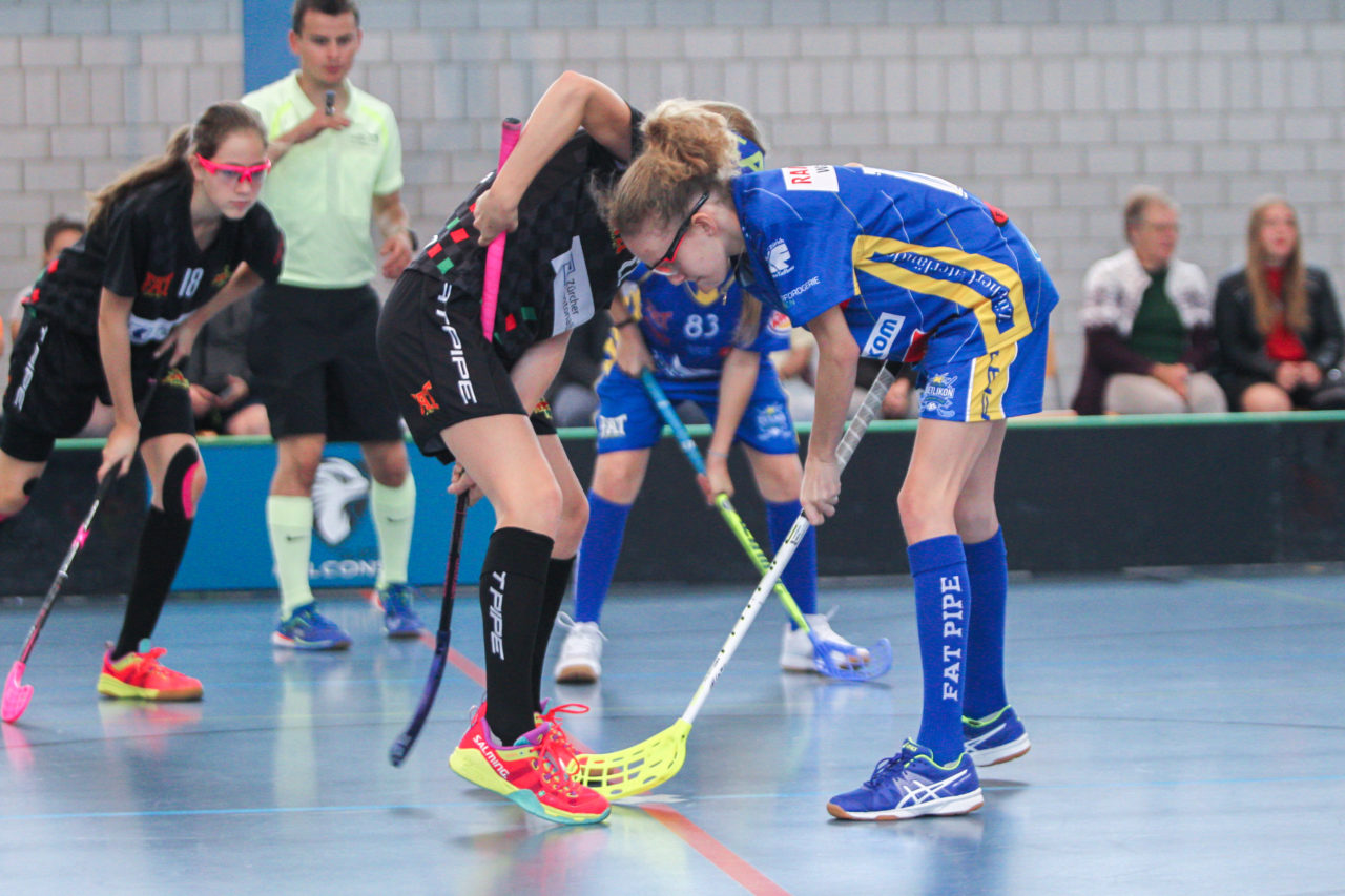 Sporthalle Dürrbach (Dübendorf), 20.10.2018, Unihockey Juniorinnen C 2. Runde, Kloten-Dietlikon Jets - Hot Chilis Rümlang-Regensdorf II, 

(Claudio Schwarz, unihockey-fotos.ch)

Copyright: Claudio Schwarz, unihockey-fotos.ch – Dieses Bild wurde durch swiss unihockey lizenziert und darf ausschliesslich auf den Online-Kanälen von swiss unihockey verwendet werden. Die redaktionelle oder kommerzielle Nutzung durch Dritte (Medien, Vereine, Unternehmen oder Privatpersonen) per Download von diesem flickr-Account ist ausgeschlossen. Das Bild kann bei Interesse via unihockey-fotos.ch kostenpflichtig lizenziert werden. unihockey-fotos.ch behält sich vor, fehlbaren Medien, Vereinen, Unternehmen oder Privatpersonen Bilder mit einem Zuschlag in Rechnung zu stellen.