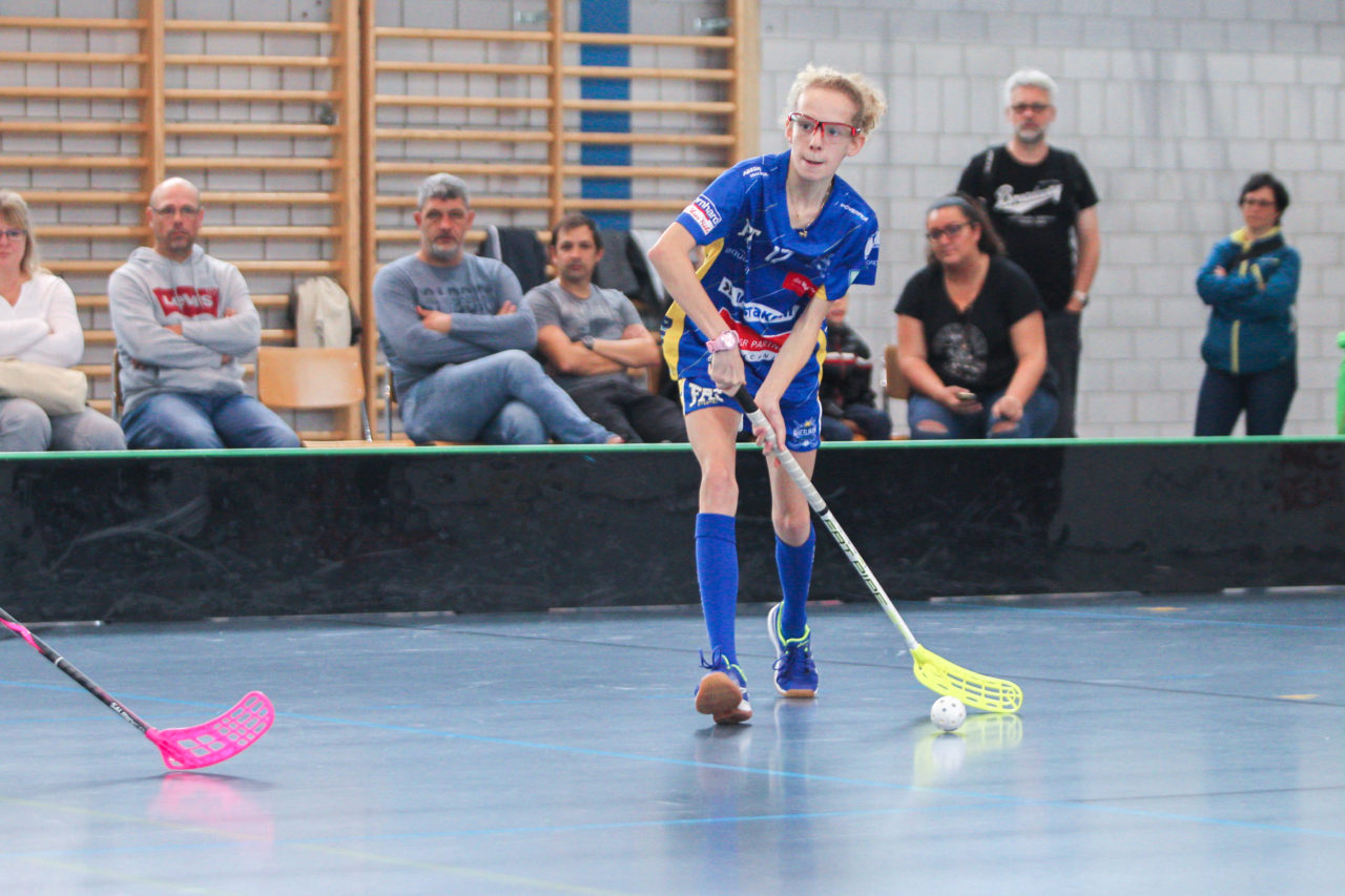 Sporthalle Dürrbach (Dübendorf), 20.10.2018, Unihockey Juniorinnen C 2. Runde, Kloten-Dietlikon Jets - Hot Chilis Rümlang-Regensdorf II, 

(Claudio Schwarz, unihockey-fotos.ch)

Copyright: Claudio Schwarz, unihockey-fotos.ch – Dieses Bild wurde durch swiss unihockey lizenziert und darf ausschliesslich auf den Online-Kanälen von swiss unihockey verwendet werden. Die redaktionelle oder kommerzielle Nutzung durch Dritte (Medien, Vereine, Unternehmen oder Privatpersonen) per Download von diesem flickr-Account ist ausgeschlossen. Das Bild kann bei Interesse via unihockey-fotos.ch kostenpflichtig lizenziert werden. unihockey-fotos.ch behält sich vor, fehlbaren Medien, Vereinen, Unternehmen oder Privatpersonen Bilder mit einem Zuschlag in Rechnung zu stellen.