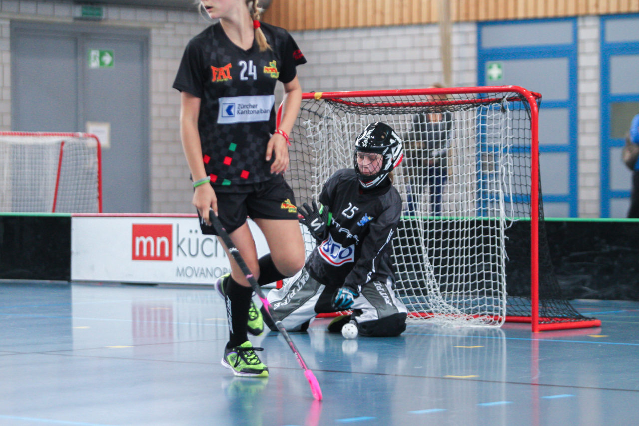 Sporthalle Dürrbach (Dübendorf), 20.10.2018, Unihockey Juniorinnen C 2. Runde, Kloten-Dietlikon Jets - Hot Chilis Rümlang-Regensdorf II, 

(Claudio Schwarz, unihockey-fotos.ch)

Copyright: Claudio Schwarz, unihockey-fotos.ch – Dieses Bild wurde durch swiss unihockey lizenziert und darf ausschliesslich auf den Online-Kanälen von swiss unihockey verwendet werden. Die redaktionelle oder kommerzielle Nutzung durch Dritte (Medien, Vereine, Unternehmen oder Privatpersonen) per Download von diesem flickr-Account ist ausgeschlossen. Das Bild kann bei Interesse via unihockey-fotos.ch kostenpflichtig lizenziert werden. unihockey-fotos.ch behält sich vor, fehlbaren Medien, Vereinen, Unternehmen oder Privatpersonen Bilder mit einem Zuschlag in Rechnung zu stellen.