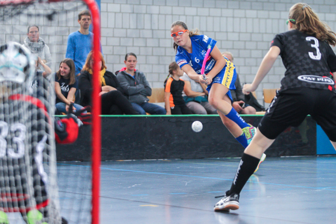 Sporthalle Dürrbach (Dübendorf), 20.10.2018, Unihockey Juniorinnen C 2. Runde, Kloten-Dietlikon Jets - Hot Chilis Rümlang-Regensdorf II, 

(Claudio Schwarz, unihockey-fotos.ch)

Copyright: Claudio Schwarz, unihockey-fotos.ch – Dieses Bild wurde durch swiss unihockey lizenziert und darf ausschliesslich auf den Online-Kanälen von swiss unihockey verwendet werden. Die redaktionelle oder kommerzielle Nutzung durch Dritte (Medien, Vereine, Unternehmen oder Privatpersonen) per Download von diesem flickr-Account ist ausgeschlossen. Das Bild kann bei Interesse via unihockey-fotos.ch kostenpflichtig lizenziert werden. unihockey-fotos.ch behält sich vor, fehlbaren Medien, Vereinen, Unternehmen oder Privatpersonen Bilder mit einem Zuschlag in Rechnung zu stellen.