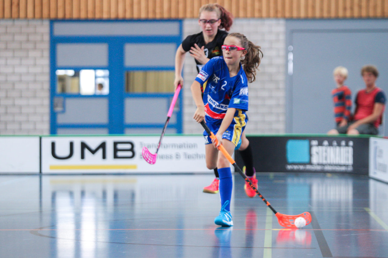 Sporthalle Dürrbach (Dübendorf), 20.10.2018, Unihockey Juniorinnen C 2. Runde, Kloten-Dietlikon Jets - Hot Chilis Rümlang-Regensdorf II, 

(Claudio Schwarz, unihockey-fotos.ch)

Copyright: Claudio Schwarz, unihockey-fotos.ch – Dieses Bild wurde durch swiss unihockey lizenziert und darf ausschliesslich auf den Online-Kanälen von swiss unihockey verwendet werden. Die redaktionelle oder kommerzielle Nutzung durch Dritte (Medien, Vereine, Unternehmen oder Privatpersonen) per Download von diesem flickr-Account ist ausgeschlossen. Das Bild kann bei Interesse via unihockey-fotos.ch kostenpflichtig lizenziert werden. unihockey-fotos.ch behält sich vor, fehlbaren Medien, Vereinen, Unternehmen oder Privatpersonen Bilder mit einem Zuschlag in Rechnung zu stellen.