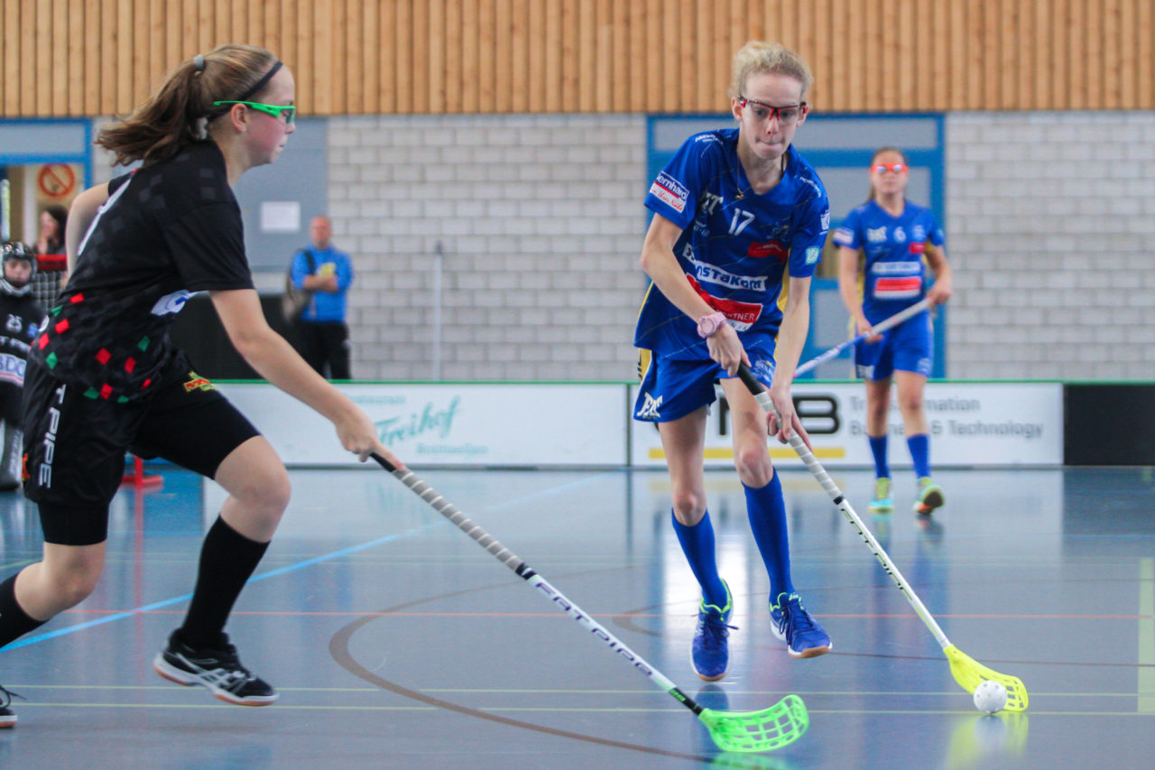 Sporthalle Dürrbach (Dübendorf), 20.10.2018, Unihockey Juniorinnen C 2. Runde, Kloten-Dietlikon Jets - Hot Chilis Rümlang-Regensdorf II, 

(Claudio Schwarz, unihockey-fotos.ch)

Copyright: Claudio Schwarz, unihockey-fotos.ch – Dieses Bild wurde durch swiss unihockey lizenziert und darf ausschliesslich auf den Online-Kanälen von swiss unihockey verwendet werden. Die redaktionelle oder kommerzielle Nutzung durch Dritte (Medien, Vereine, Unternehmen oder Privatpersonen) per Download von diesem flickr-Account ist ausgeschlossen. Das Bild kann bei Interesse via unihockey-fotos.ch kostenpflichtig lizenziert werden. unihockey-fotos.ch behält sich vor, fehlbaren Medien, Vereinen, Unternehmen oder Privatpersonen Bilder mit einem Zuschlag in Rechnung zu stellen.