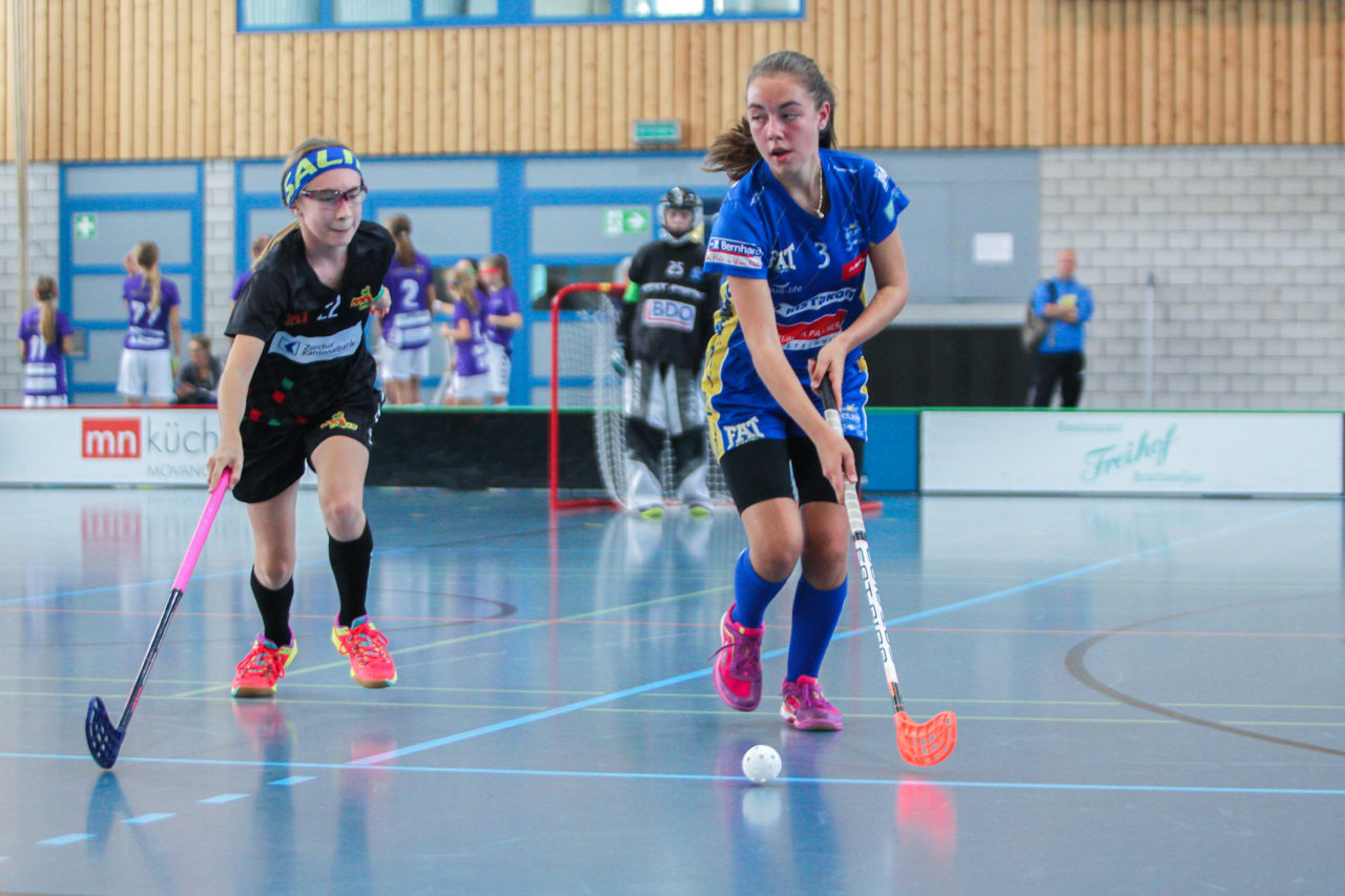 Sporthalle Dürrbach (Dübendorf), 20.10.2018, Unihockey Juniorinnen C 2. Runde, Kloten-Dietlikon Jets - Hot Chilis Rümlang-Regensdorf II, 

(Claudio Schwarz, unihockey-fotos.ch)

Copyright: Claudio Schwarz, unihockey-fotos.ch – Dieses Bild wurde durch swiss unihockey lizenziert und darf ausschliesslich auf den Online-Kanälen von swiss unihockey verwendet werden. Die redaktionelle oder kommerzielle Nutzung durch Dritte (Medien, Vereine, Unternehmen oder Privatpersonen) per Download von diesem flickr-Account ist ausgeschlossen. Das Bild kann bei Interesse via unihockey-fotos.ch kostenpflichtig lizenziert werden. unihockey-fotos.ch behält sich vor, fehlbaren Medien, Vereinen, Unternehmen oder Privatpersonen Bilder mit einem Zuschlag in Rechnung zu stellen.