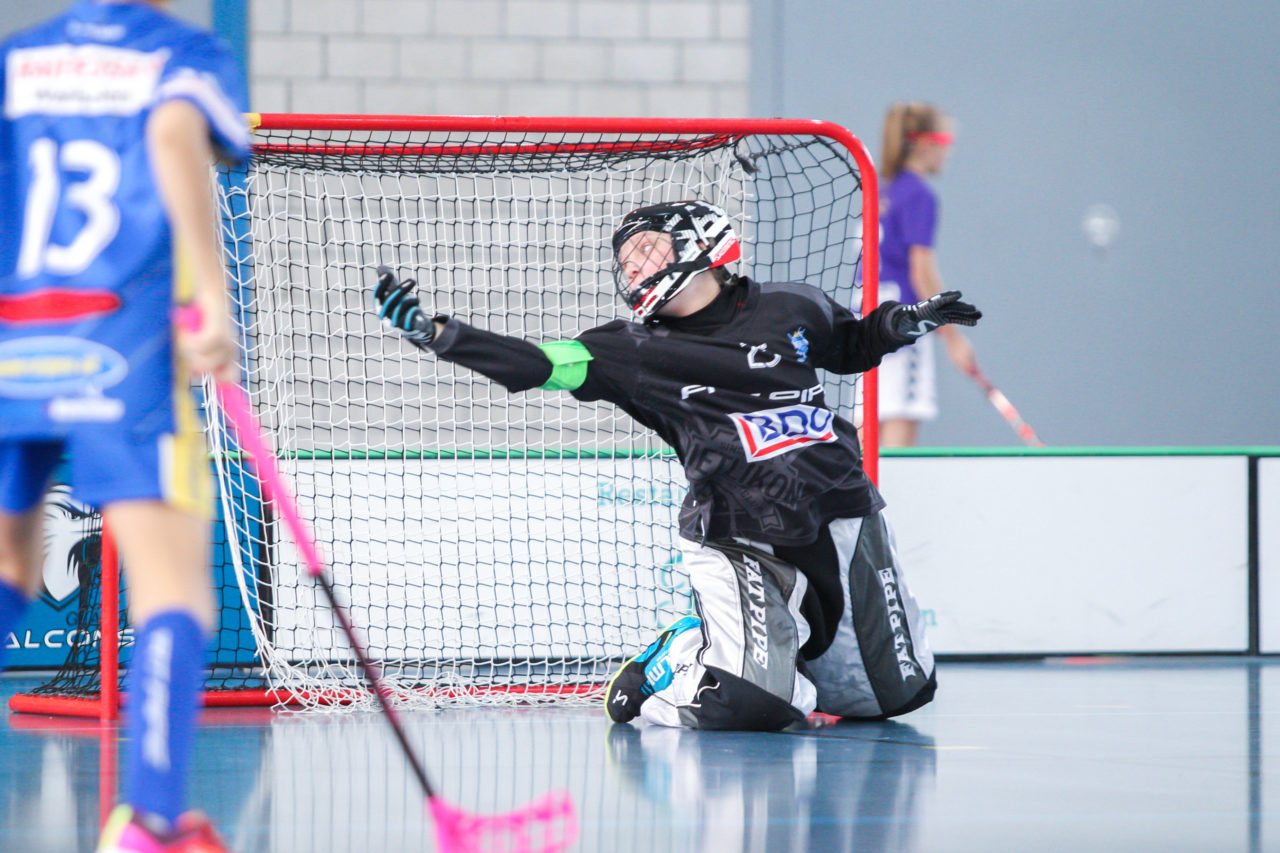 Sporthalle Dürrbach (Dübendorf), 20.10.2018, Unihockey Juniorinnen C 2. Runde, Kloten-Dietlikon Jets - Hot Chilis Rümlang-Regensdorf II, 

(Claudio Schwarz, unihockey-fotos.ch)

Copyright: Claudio Schwarz, unihockey-fotos.ch – Dieses Bild wurde durch swiss unihockey lizenziert und darf ausschliesslich auf den Online-Kanälen von swiss unihockey verwendet werden. Die redaktionelle oder kommerzielle Nutzung durch Dritte (Medien, Vereine, Unternehmen oder Privatpersonen) per Download von diesem flickr-Account ist ausgeschlossen. Das Bild kann bei Interesse via unihockey-fotos.ch kostenpflichtig lizenziert werden. unihockey-fotos.ch behält sich vor, fehlbaren Medien, Vereinen, Unternehmen oder Privatpersonen Bilder mit einem Zuschlag in Rechnung zu stellen.