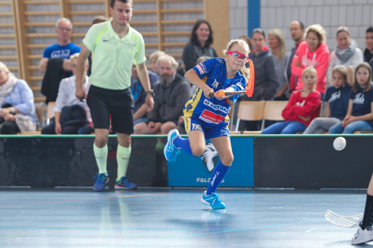 Sporthalle Dürrbach (Dübendorf), 20.10.2018, Unihockey Juniorinnen C 2. Runde, Kloten-Dietlikon Jets - Zürich Oberland Pumas, 

(Claudio Schwarz, unihockey-fotos.ch)

Copyright: Claudio Schwarz, unihockey-fotos.ch – Dieses Bild wurde durch swiss unihockey lizenziert und darf ausschliesslich auf den Online-Kanälen von swiss unihockey verwendet werden. Die redaktionelle oder kommerzielle Nutzung durch Dritte (Medien, Vereine, Unternehmen oder Privatpersonen) per Download von diesem flickr-Account ist ausgeschlossen. Das Bild kann bei Interesse via unihockey-fotos.ch kostenpflichtig lizenziert werden. unihockey-fotos.ch behält sich vor, fehlbaren Medien, Vereinen, Unternehmen oder Privatpersonen Bilder mit einem Zuschlag in Rechnung zu stellen.