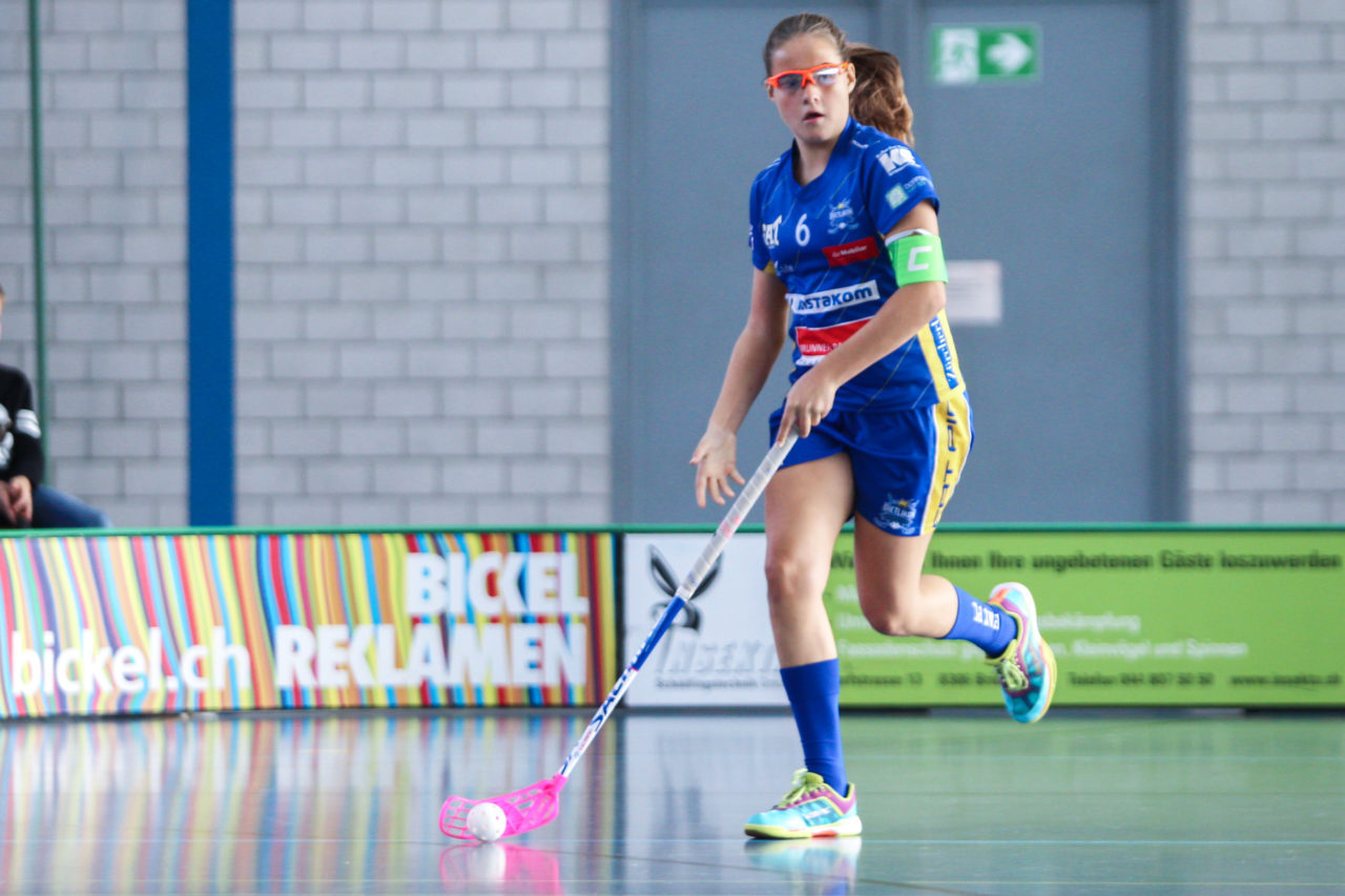 Sporthalle Dürrbach (Dübendorf), 20.10.2018, Unihockey Juniorinnen C 2. Runde, Kloten-Dietlikon Jets - Zürich Oberland Pumas, 

(Claudio Schwarz, unihockey-fotos.ch)

Copyright: Claudio Schwarz, unihockey-fotos.ch – Dieses Bild wurde durch swiss unihockey lizenziert und darf ausschliesslich auf den Online-Kanälen von swiss unihockey verwendet werden. Die redaktionelle oder kommerzielle Nutzung durch Dritte (Medien, Vereine, Unternehmen oder Privatpersonen) per Download von diesem flickr-Account ist ausgeschlossen. Das Bild kann bei Interesse via unihockey-fotos.ch kostenpflichtig lizenziert werden. unihockey-fotos.ch behält sich vor, fehlbaren Medien, Vereinen, Unternehmen oder Privatpersonen Bilder mit einem Zuschlag in Rechnung zu stellen.