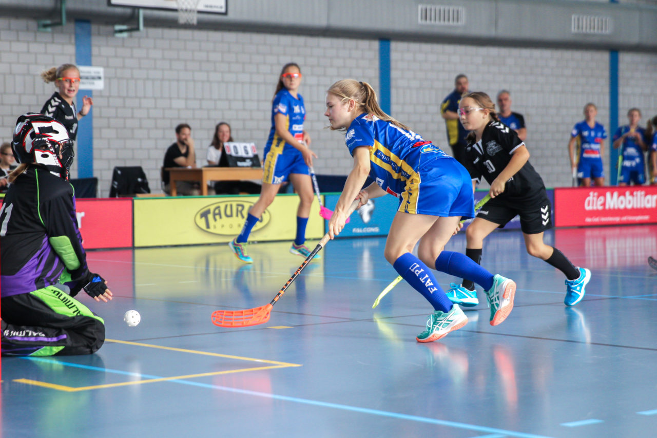 Sporthalle Dürrbach (Dübendorf), 20.10.2018, Unihockey Juniorinnen C 2. Runde, Kloten-Dietlikon Jets - Zürich Oberland Pumas, 

(Claudio Schwarz, unihockey-fotos.ch)

Copyright: Claudio Schwarz, unihockey-fotos.ch – Dieses Bild wurde durch swiss unihockey lizenziert und darf ausschliesslich auf den Online-Kanälen von swiss unihockey verwendet werden. Die redaktionelle oder kommerzielle Nutzung durch Dritte (Medien, Vereine, Unternehmen oder Privatpersonen) per Download von diesem flickr-Account ist ausgeschlossen. Das Bild kann bei Interesse via unihockey-fotos.ch kostenpflichtig lizenziert werden. unihockey-fotos.ch behält sich vor, fehlbaren Medien, Vereinen, Unternehmen oder Privatpersonen Bilder mit einem Zuschlag in Rechnung zu stellen.