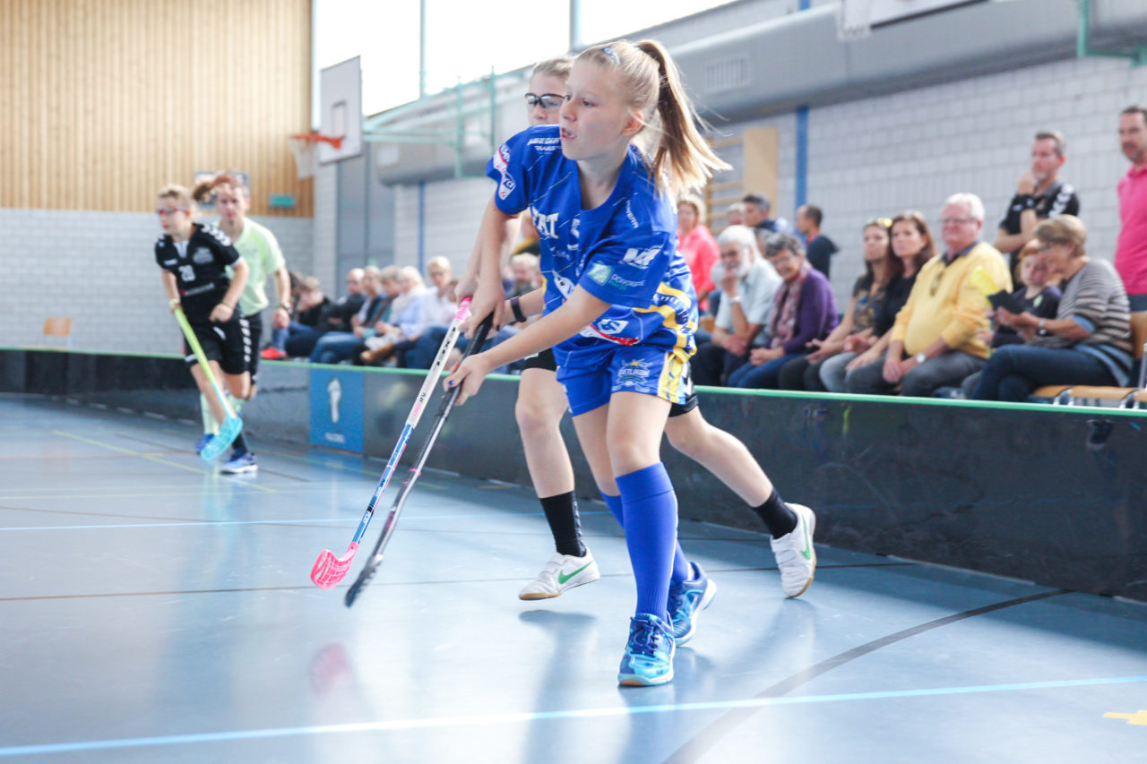 Sporthalle Dürrbach (Dübendorf), 20.10.2018, Unihockey Juniorinnen C 2. Runde, Kloten-Dietlikon Jets - Zürich Oberland Pumas, 

(Claudio Schwarz, unihockey-fotos.ch)

Copyright: Claudio Schwarz, unihockey-fotos.ch – Dieses Bild wurde durch swiss unihockey lizenziert und darf ausschliesslich auf den Online-Kanälen von swiss unihockey verwendet werden. Die redaktionelle oder kommerzielle Nutzung durch Dritte (Medien, Vereine, Unternehmen oder Privatpersonen) per Download von diesem flickr-Account ist ausgeschlossen. Das Bild kann bei Interesse via unihockey-fotos.ch kostenpflichtig lizenziert werden. unihockey-fotos.ch behält sich vor, fehlbaren Medien, Vereinen, Unternehmen oder Privatpersonen Bilder mit einem Zuschlag in Rechnung zu stellen.