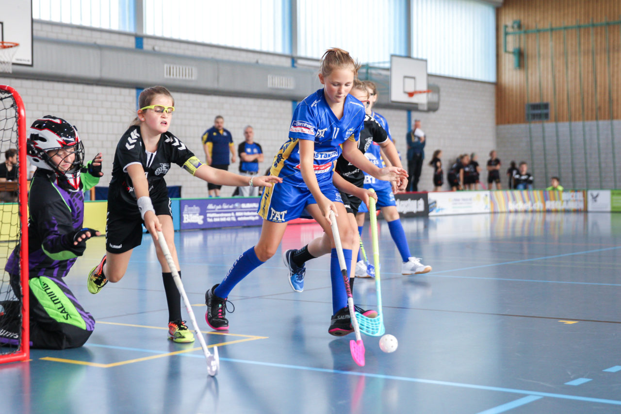 Sporthalle Dürrbach (Dübendorf), 20.10.2018, Unihockey Juniorinnen C 2. Runde, Kloten-Dietlikon Jets - Zürich Oberland Pumas, 

(Claudio Schwarz, unihockey-fotos.ch)

Copyright: Claudio Schwarz, unihockey-fotos.ch – Dieses Bild wurde durch swiss unihockey lizenziert und darf ausschliesslich auf den Online-Kanälen von swiss unihockey verwendet werden. Die redaktionelle oder kommerzielle Nutzung durch Dritte (Medien, Vereine, Unternehmen oder Privatpersonen) per Download von diesem flickr-Account ist ausgeschlossen. Das Bild kann bei Interesse via unihockey-fotos.ch kostenpflichtig lizenziert werden. unihockey-fotos.ch behält sich vor, fehlbaren Medien, Vereinen, Unternehmen oder Privatpersonen Bilder mit einem Zuschlag in Rechnung zu stellen.