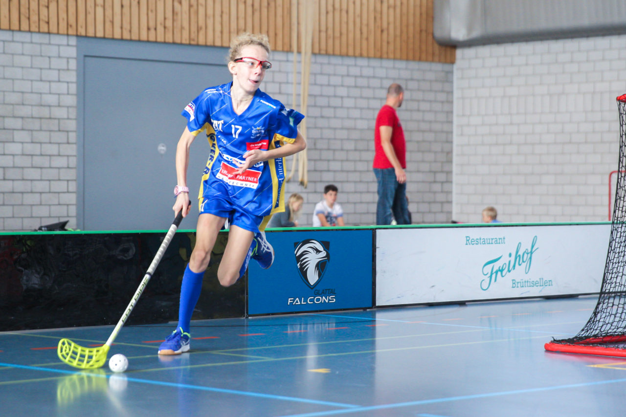 Sporthalle Dürrbach (Dübendorf), 20.10.2018, Unihockey Juniorinnen C 2. Runde, Kloten-Dietlikon Jets - Zürich Oberland Pumas, 

(Claudio Schwarz, unihockey-fotos.ch)

Copyright: Claudio Schwarz, unihockey-fotos.ch – Dieses Bild wurde durch swiss unihockey lizenziert und darf ausschliesslich auf den Online-Kanälen von swiss unihockey verwendet werden. Die redaktionelle oder kommerzielle Nutzung durch Dritte (Medien, Vereine, Unternehmen oder Privatpersonen) per Download von diesem flickr-Account ist ausgeschlossen. Das Bild kann bei Interesse via unihockey-fotos.ch kostenpflichtig lizenziert werden. unihockey-fotos.ch behält sich vor, fehlbaren Medien, Vereinen, Unternehmen oder Privatpersonen Bilder mit einem Zuschlag in Rechnung zu stellen.