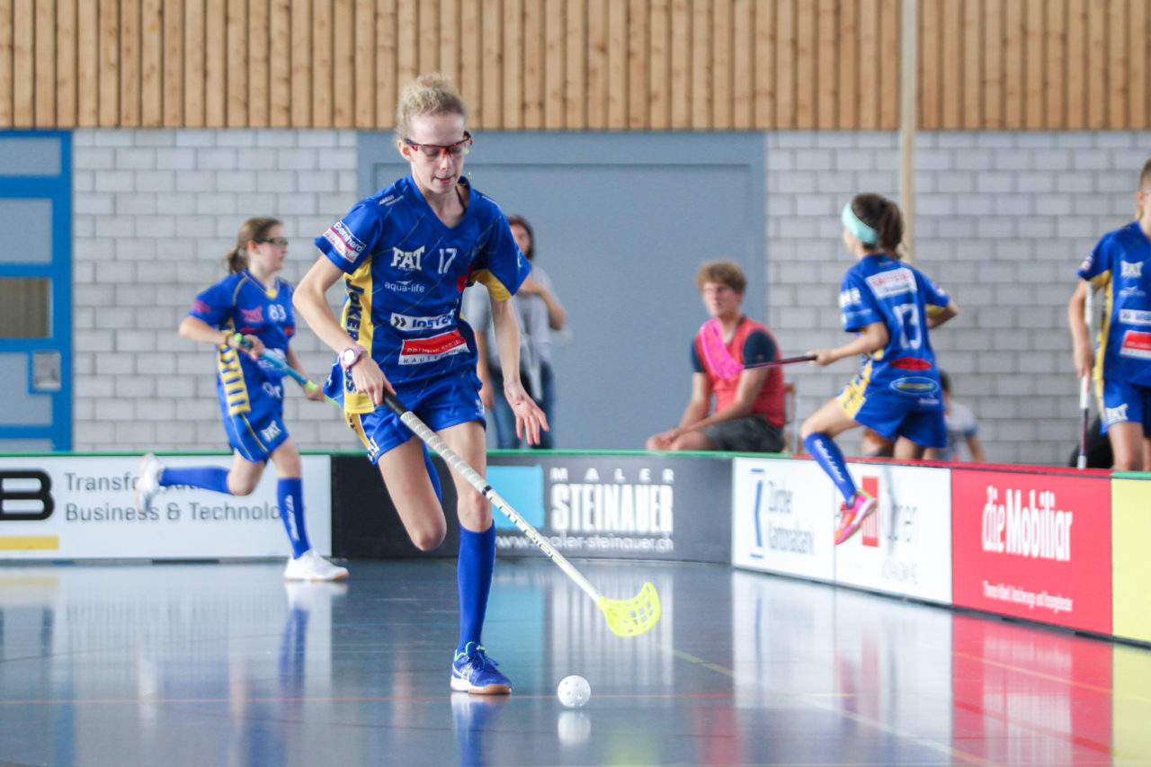 Sporthalle Dürrbach (Dübendorf), 20.10.2018, Unihockey Juniorinnen C 2. Runde, Kloten-Dietlikon Jets - Zürich Oberland Pumas, 

(Claudio Schwarz, unihockey-fotos.ch)

Copyright: Claudio Schwarz, unihockey-fotos.ch – Dieses Bild wurde durch swiss unihockey lizenziert und darf ausschliesslich auf den Online-Kanälen von swiss unihockey verwendet werden. Die redaktionelle oder kommerzielle Nutzung durch Dritte (Medien, Vereine, Unternehmen oder Privatpersonen) per Download von diesem flickr-Account ist ausgeschlossen. Das Bild kann bei Interesse via unihockey-fotos.ch kostenpflichtig lizenziert werden. unihockey-fotos.ch behält sich vor, fehlbaren Medien, Vereinen, Unternehmen oder Privatpersonen Bilder mit einem Zuschlag in Rechnung zu stellen.
