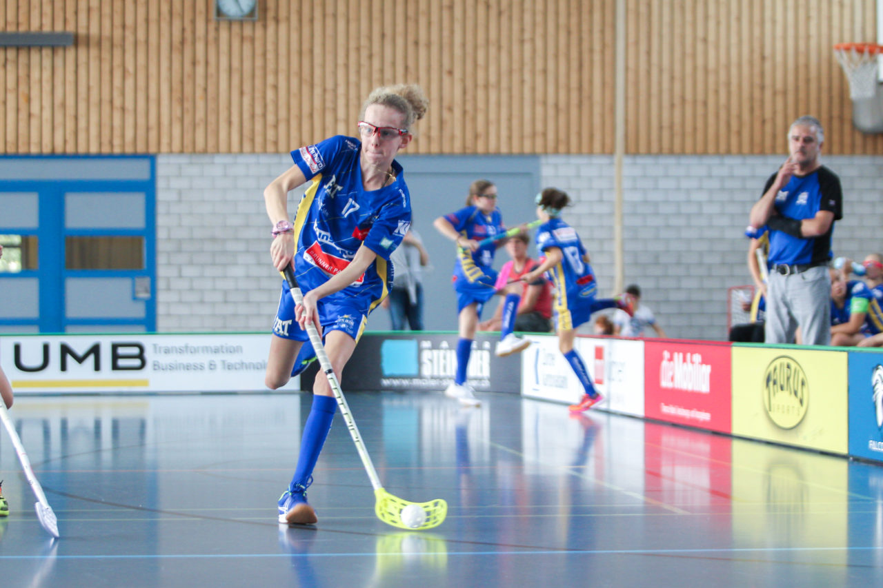 Sporthalle Dürrbach (Dübendorf), 20.10.2018, Unihockey Juniorinnen C 2. Runde, Kloten-Dietlikon Jets - Zürich Oberland Pumas, 

(Claudio Schwarz, unihockey-fotos.ch)

Copyright: Claudio Schwarz, unihockey-fotos.ch – Dieses Bild wurde durch swiss unihockey lizenziert und darf ausschliesslich auf den Online-Kanälen von swiss unihockey verwendet werden. Die redaktionelle oder kommerzielle Nutzung durch Dritte (Medien, Vereine, Unternehmen oder Privatpersonen) per Download von diesem flickr-Account ist ausgeschlossen. Das Bild kann bei Interesse via unihockey-fotos.ch kostenpflichtig lizenziert werden. unihockey-fotos.ch behält sich vor, fehlbaren Medien, Vereinen, Unternehmen oder Privatpersonen Bilder mit einem Zuschlag in Rechnung zu stellen.