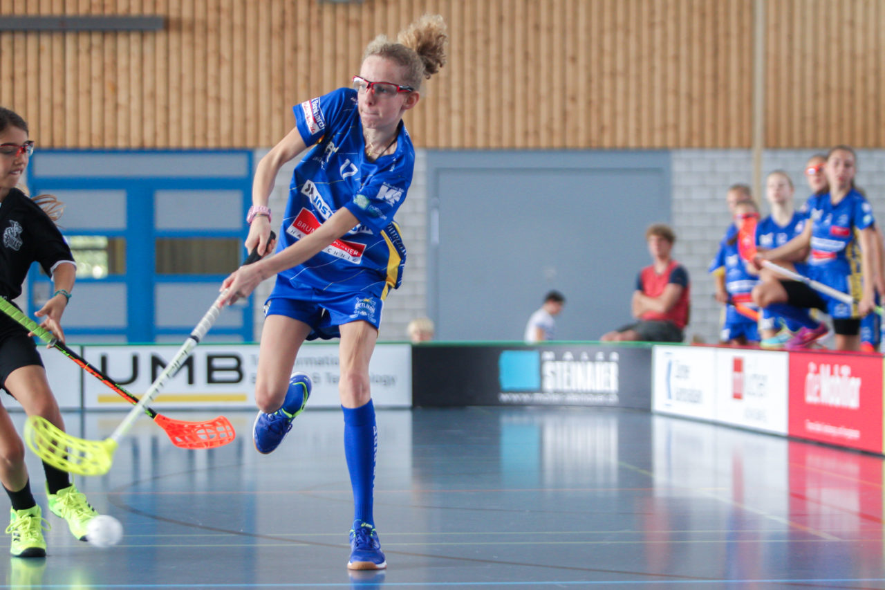 Sporthalle Dürrbach (Dübendorf), 20.10.2018, Unihockey Juniorinnen C 2. Runde, Kloten-Dietlikon Jets - Zürich Oberland Pumas, 

(Claudio Schwarz, unihockey-fotos.ch)

Copyright: Claudio Schwarz, unihockey-fotos.ch – Dieses Bild wurde durch swiss unihockey lizenziert und darf ausschliesslich auf den Online-Kanälen von swiss unihockey verwendet werden. Die redaktionelle oder kommerzielle Nutzung durch Dritte (Medien, Vereine, Unternehmen oder Privatpersonen) per Download von diesem flickr-Account ist ausgeschlossen. Das Bild kann bei Interesse via unihockey-fotos.ch kostenpflichtig lizenziert werden. unihockey-fotos.ch behält sich vor, fehlbaren Medien, Vereinen, Unternehmen oder Privatpersonen Bilder mit einem Zuschlag in Rechnung zu stellen.
