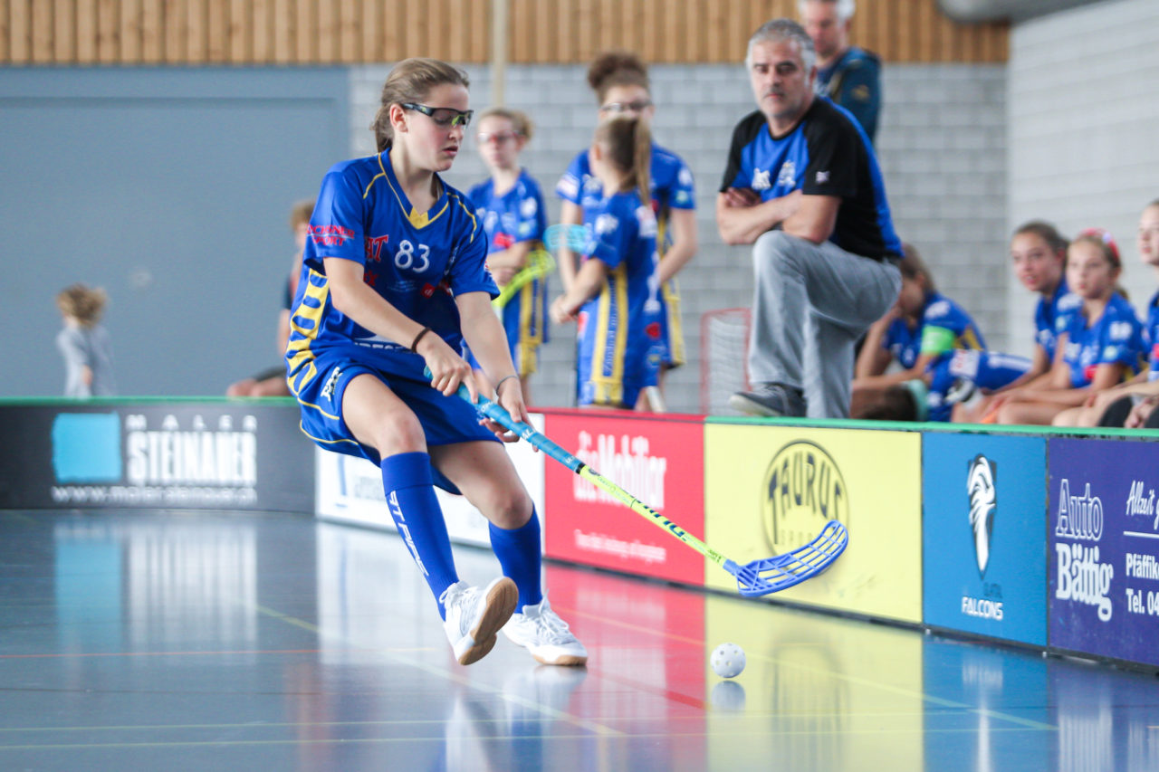 Sporthalle Dürrbach (Dübendorf), 20.10.2018, Unihockey Juniorinnen C 2. Runde, Kloten-Dietlikon Jets - Zürich Oberland Pumas, 

(Claudio Schwarz, unihockey-fotos.ch)

Copyright: Claudio Schwarz, unihockey-fotos.ch – Dieses Bild wurde durch swiss unihockey lizenziert und darf ausschliesslich auf den Online-Kanälen von swiss unihockey verwendet werden. Die redaktionelle oder kommerzielle Nutzung durch Dritte (Medien, Vereine, Unternehmen oder Privatpersonen) per Download von diesem flickr-Account ist ausgeschlossen. Das Bild kann bei Interesse via unihockey-fotos.ch kostenpflichtig lizenziert werden. unihockey-fotos.ch behält sich vor, fehlbaren Medien, Vereinen, Unternehmen oder Privatpersonen Bilder mit einem Zuschlag in Rechnung zu stellen.