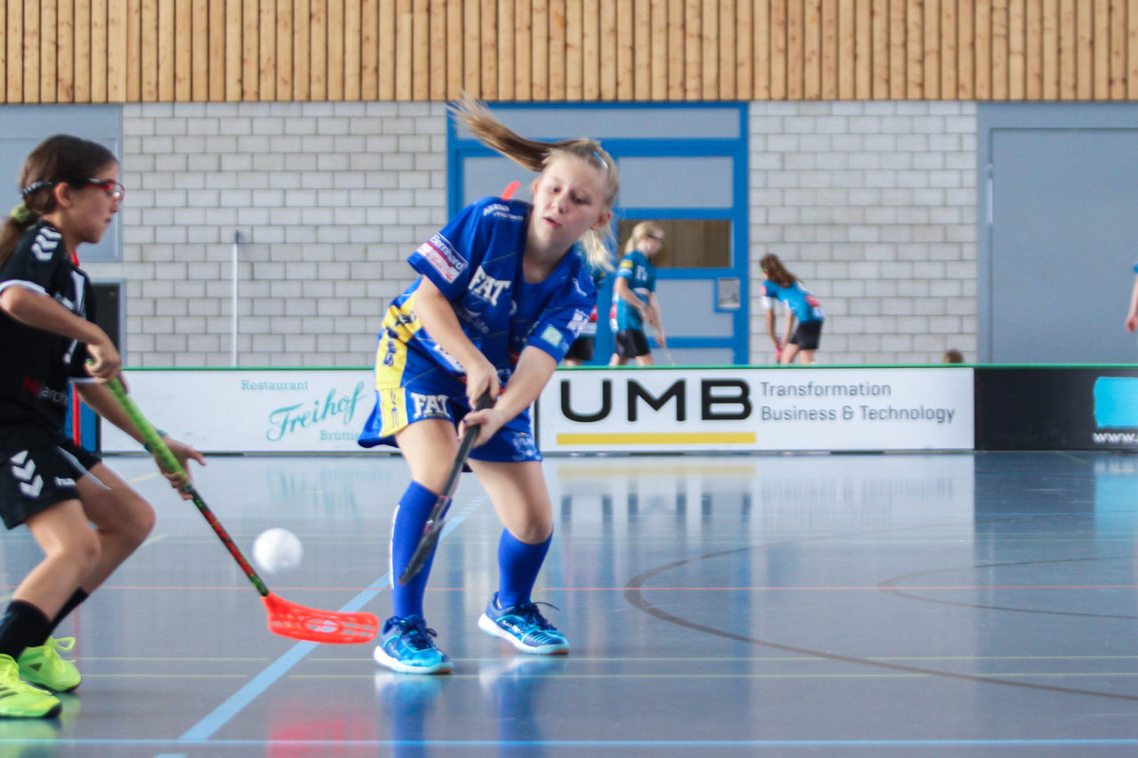 Sporthalle Dürrbach (Dübendorf), 20.10.2018, Unihockey Juniorinnen C 2. Runde, Kloten-Dietlikon Jets - Zürich Oberland Pumas, 

(Claudio Schwarz, unihockey-fotos.ch)

Copyright: Claudio Schwarz, unihockey-fotos.ch – Dieses Bild wurde durch swiss unihockey lizenziert und darf ausschliesslich auf den Online-Kanälen von swiss unihockey verwendet werden. Die redaktionelle oder kommerzielle Nutzung durch Dritte (Medien, Vereine, Unternehmen oder Privatpersonen) per Download von diesem flickr-Account ist ausgeschlossen. Das Bild kann bei Interesse via unihockey-fotos.ch kostenpflichtig lizenziert werden. unihockey-fotos.ch behält sich vor, fehlbaren Medien, Vereinen, Unternehmen oder Privatpersonen Bilder mit einem Zuschlag in Rechnung zu stellen.