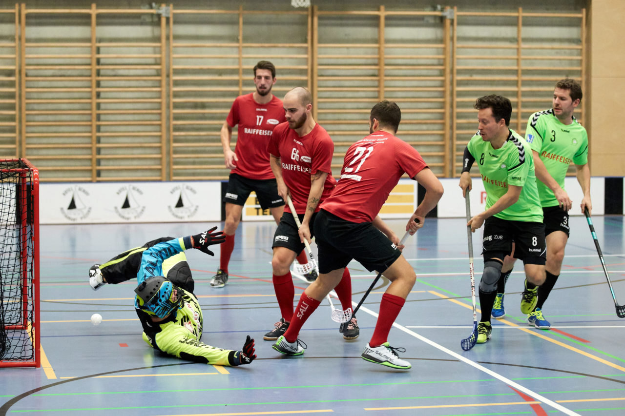 Herren 1. Liga Gruppe 2 
Zuger Highlands - Bülach Floorball 
Resultat 5 : 6 nach Verlängerung  am 11. November 2018 in der Sporthalle  Hofmatt in Oberägeri 
Bild: Michael Peter