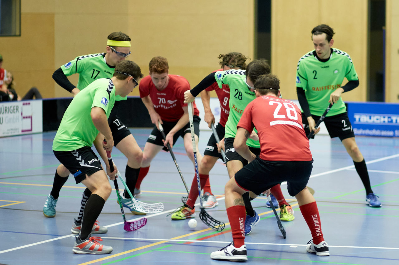 Herren 1. Liga Gruppe 2 
Zuger Highlands - Bülach Floorball 
Resultat 5 : 6 nach Verlängerung  am 11. November 2018 in der Sporthalle  Hofmatt in Oberägeri 
Bild: Michael Peter