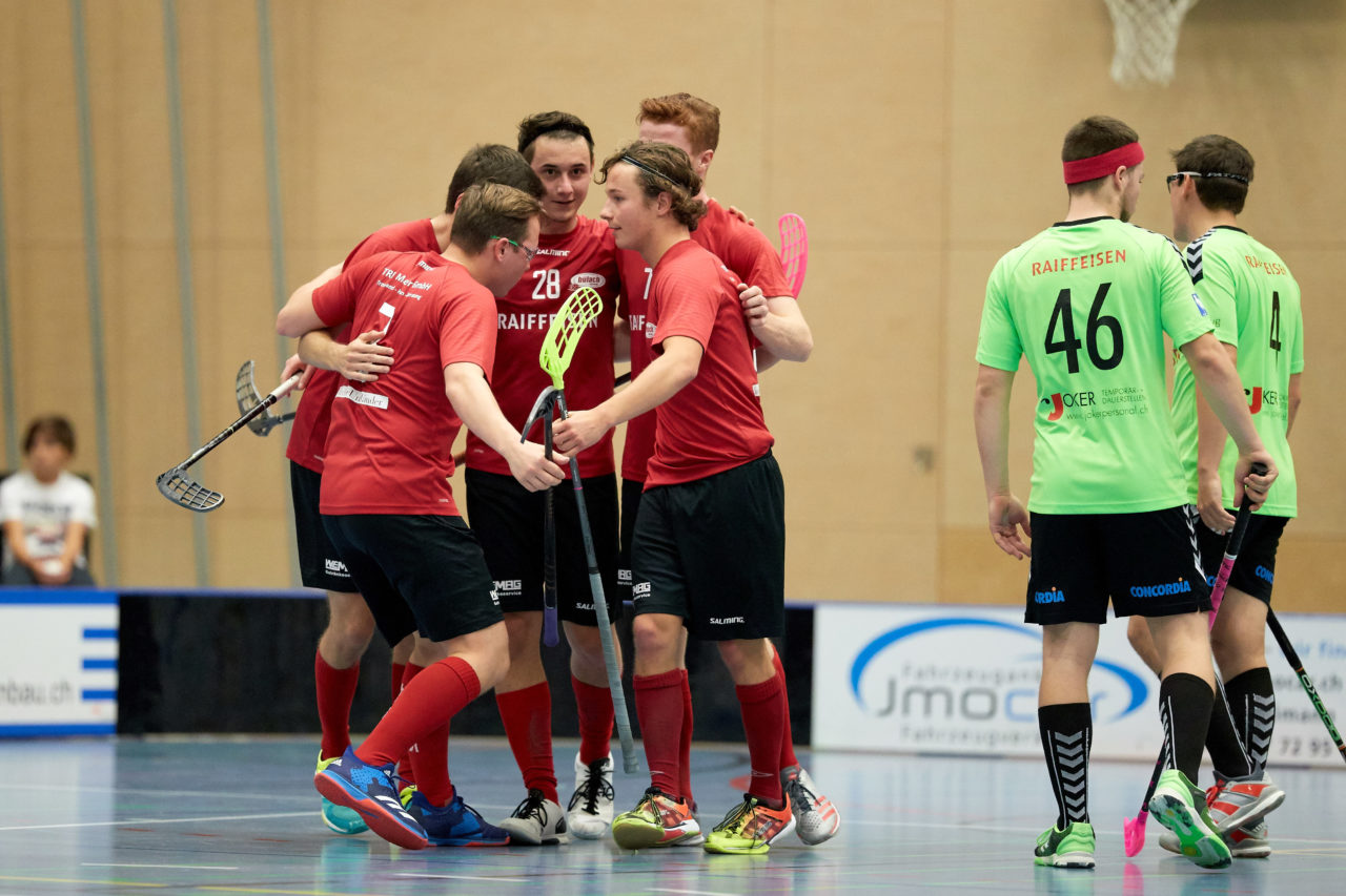Herren 1. Liga Gruppe 2 
Zuger Highlands - Bülach Floorball 
Resultat 5 : 6 nach Verlängerung  am 11. November 2018 in der Sporthalle  Hofmatt in Oberägeri 
Bild: Michael Peter