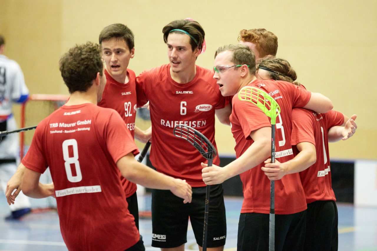 Herren 1. Liga Gruppe 2 
Zuger Highlands - Bülach Floorball 
Resultat 5 : 6 nach Verlängerung  am 11. November 2018 in der Sporthalle  Hofmatt in Oberägeri 
Bild: Michael Peter