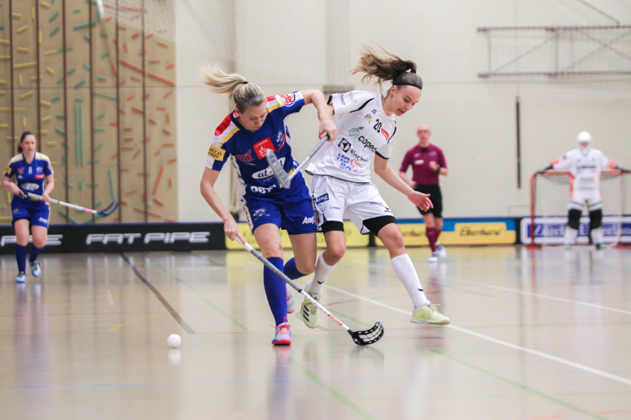 Hüenerweid (Dietlikon), 18.11.2018, Unihockey Damen Cup 1/4-Final, Kloten-Dietlikon Jets - Wizards Bern Burgdorf, Michelle Wiki (Nr. 6, Kloten-Dietlikon Jets) im Zweikampf mit Selma Bergmann (Nr. 20, Bern Burgdorf Wizards)

(Claudio Schwarz, unihockey-fotos.ch)

Copyright: Claudio Schwarz, unihockey-fotos.ch – Dieses Bild wurde durch swiss unihockey lizenziert und darf ausschliesslich auf den Online-Kanälen von swiss unihockey verwendet werden. Die redaktionelle oder kommerzielle Nutzung durch Dritte (Medien, Vereine, Unternehmen oder Privatpersonen) per Download von diesem flickr-Account ist ausgeschlossen. Das Bild kann bei Interesse via unihockey-fotos.ch kostenpflichtig lizenziert werden. unihockey-fotos.ch behält sich vor, fehlbaren Medien, Vereinen, Unternehmen oder Privatpersonen Bilder mit einem Zuschlag in Rechnung zu stellen.