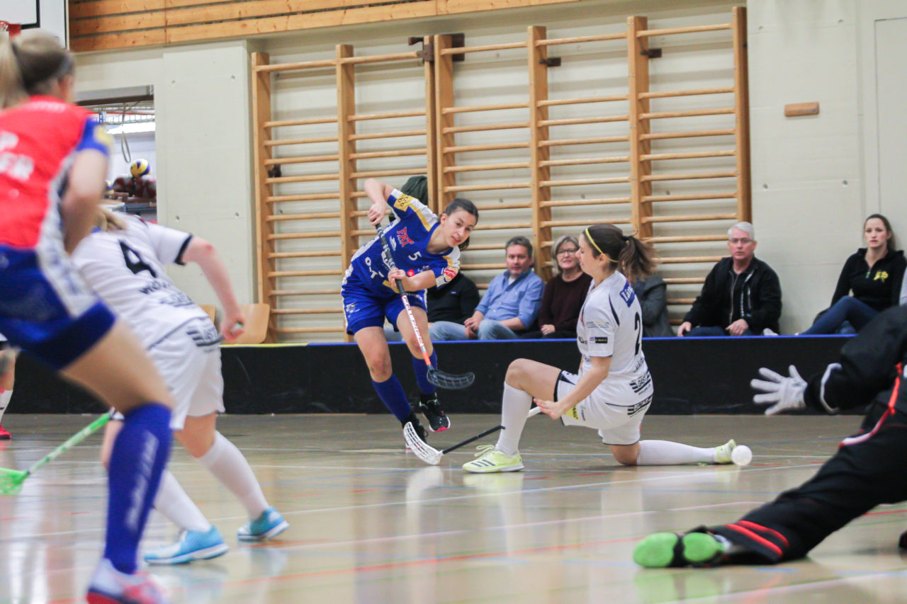 Hüenerweid (Dietlikon), 18.11.2018, Unihockey Damen Cup 1/4-Final, Kloten-Dietlikon Jets - Wizards Bern Burgdorf, Andrea Gämperli (Nr. 5, Kloten-Dietlikon Jets) mit einem Abschlussversuch

(Claudio Schwarz, unihockey-fotos.ch)

Copyright: Claudio Schwarz, unihockey-fotos.ch – Dieses Bild wurde durch swiss unihockey lizenziert und darf ausschliesslich auf den Online-Kanälen von swiss unihockey verwendet werden. Die redaktionelle oder kommerzielle Nutzung durch Dritte (Medien, Vereine, Unternehmen oder Privatpersonen) per Download von diesem flickr-Account ist ausgeschlossen. Das Bild kann bei Interesse via unihockey-fotos.ch kostenpflichtig lizenziert werden. unihockey-fotos.ch behält sich vor, fehlbaren Medien, Vereinen, Unternehmen oder Privatpersonen Bilder mit einem Zuschlag in Rechnung zu stellen.