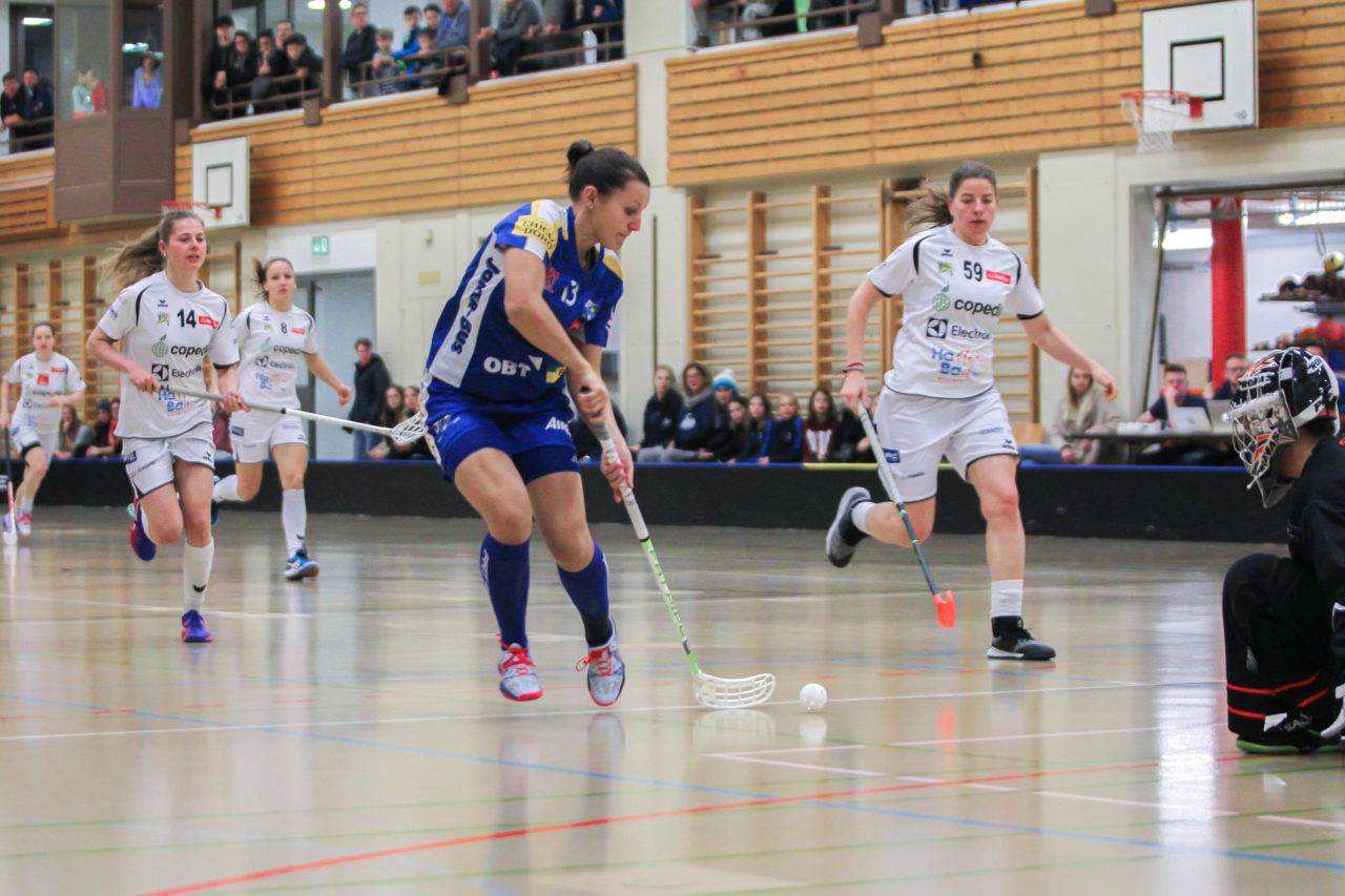 Hüenerweid (Dietlikon), 18.11.2018, Unihockey Damen Cup 1/4-Final, Kloten-Dietlikon Jets - Wizards Bern Burgdorf, Linda Pedrazzoli (Nr. 13, Kloten-Dietlikon Jets) mit einem Abschlussversuch

(Claudio Schwarz, unihockey-fotos.ch)

Copyright: Claudio Schwarz, unihockey-fotos.ch – Dieses Bild wurde durch swiss unihockey lizenziert und darf ausschliesslich auf den Online-Kanälen von swiss unihockey verwendet werden. Die redaktionelle oder kommerzielle Nutzung durch Dritte (Medien, Vereine, Unternehmen oder Privatpersonen) per Download von diesem flickr-Account ist ausgeschlossen. Das Bild kann bei Interesse via unihockey-fotos.ch kostenpflichtig lizenziert werden. unihockey-fotos.ch behält sich vor, fehlbaren Medien, Vereinen, Unternehmen oder Privatpersonen Bilder mit einem Zuschlag in Rechnung zu stellen.