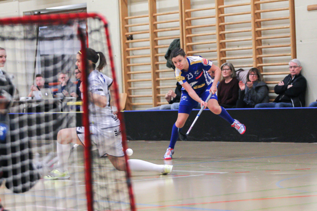 Hüenerweid (Dietlikon), 18.11.2018, Unihockey Damen Cup 1/4-Final, Kloten-Dietlikon Jets - Wizards Bern Burgdorf, Isabelle Gerig (Nr. 23, Kloten-Dietlikon Jets) mit einem Abschlussversuch

(Claudio Schwarz, unihockey-fotos.ch)

Copyright: Claudio Schwarz, unihockey-fotos.ch – Dieses Bild wurde durch swiss unihockey lizenziert und darf ausschliesslich auf den Online-Kanälen von swiss unihockey verwendet werden. Die redaktionelle oder kommerzielle Nutzung durch Dritte (Medien, Vereine, Unternehmen oder Privatpersonen) per Download von diesem flickr-Account ist ausgeschlossen. Das Bild kann bei Interesse via unihockey-fotos.ch kostenpflichtig lizenziert werden. unihockey-fotos.ch behält sich vor, fehlbaren Medien, Vereinen, Unternehmen oder Privatpersonen Bilder mit einem Zuschlag in Rechnung zu stellen.