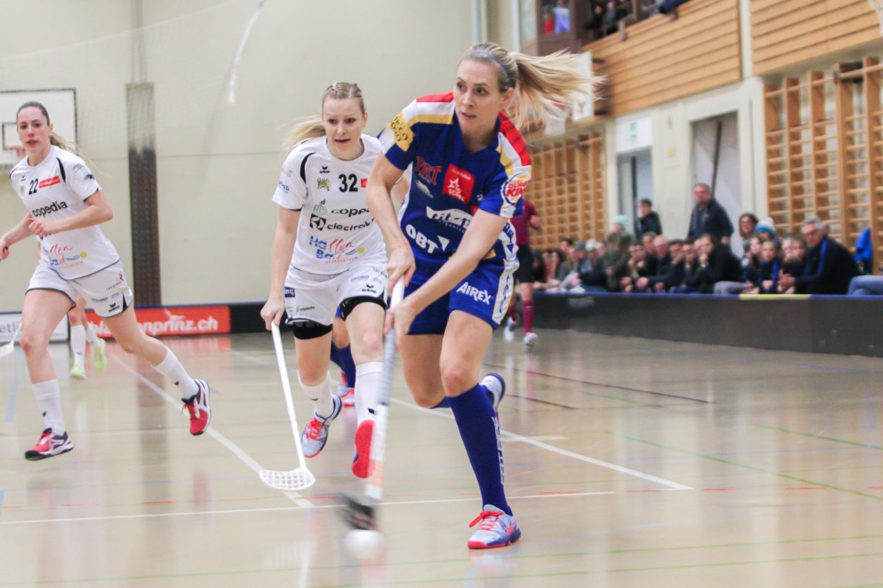 Hüenerweid (Dietlikon), 18.11.2018, Unihockey Damen Cup 1/4-Final, Kloten-Dietlikon Jets - Wizards Bern Burgdorf, Michelle Wiki (Nr. 6, Kloten-Dietlikon Jets) mit einem Abschlussversuch

(Claudio Schwarz, unihockey-fotos.ch)

Copyright: Claudio Schwarz, unihockey-fotos.ch – Dieses Bild wurde durch swiss unihockey lizenziert und darf ausschliesslich auf den Online-Kanälen von swiss unihockey verwendet werden. Die redaktionelle oder kommerzielle Nutzung durch Dritte (Medien, Vereine, Unternehmen oder Privatpersonen) per Download von diesem flickr-Account ist ausgeschlossen. Das Bild kann bei Interesse via unihockey-fotos.ch kostenpflichtig lizenziert werden. unihockey-fotos.ch behält sich vor, fehlbaren Medien, Vereinen, Unternehmen oder Privatpersonen Bilder mit einem Zuschlag in Rechnung zu stellen.