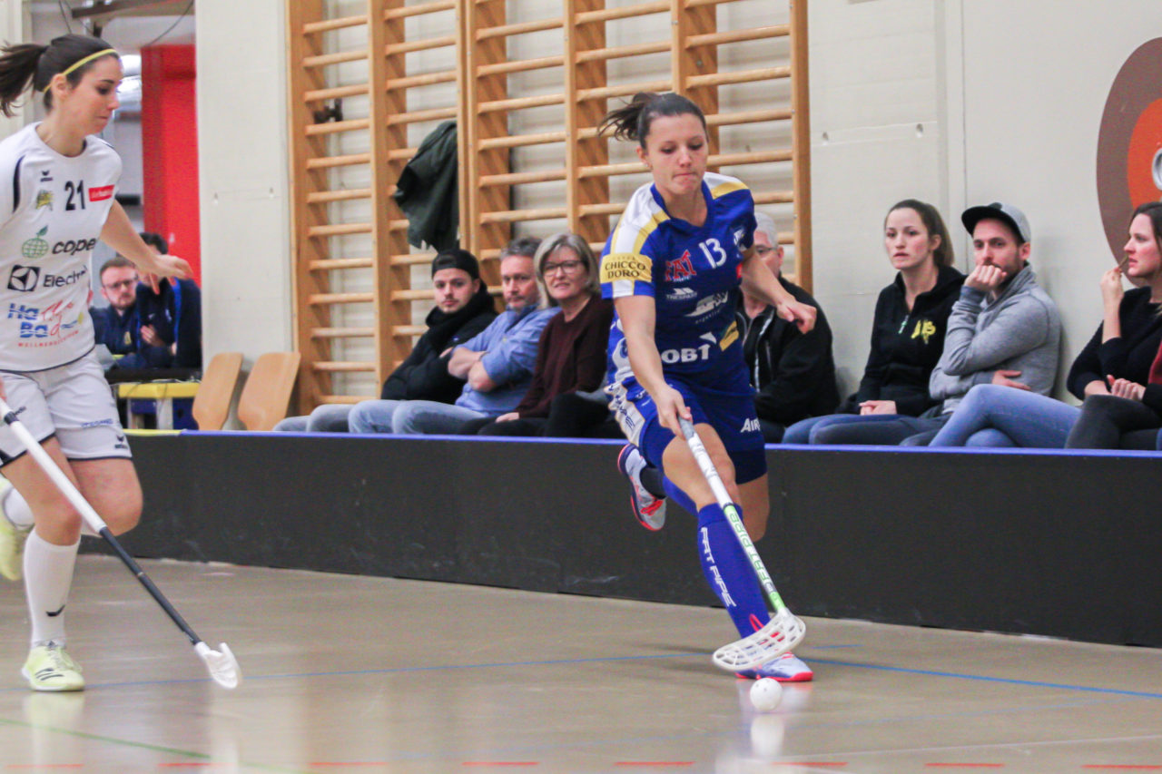 Hüenerweid (Dietlikon), 18.11.2018, Unihockey Damen Cup 1/4-Final, Kloten-Dietlikon Jets - Wizards Bern Burgdorf, Linda Pedrazzoli (Nr. 13, Kloten-Dietlikon Jets) am Ball

(Claudio Schwarz, unihockey-fotos.ch)

Copyright: Claudio Schwarz, unihockey-fotos.ch – Dieses Bild wurde durch swiss unihockey lizenziert und darf ausschliesslich auf den Online-Kanälen von swiss unihockey verwendet werden. Die redaktionelle oder kommerzielle Nutzung durch Dritte (Medien, Vereine, Unternehmen oder Privatpersonen) per Download von diesem flickr-Account ist ausgeschlossen. Das Bild kann bei Interesse via unihockey-fotos.ch kostenpflichtig lizenziert werden. unihockey-fotos.ch behält sich vor, fehlbaren Medien, Vereinen, Unternehmen oder Privatpersonen Bilder mit einem Zuschlag in Rechnung zu stellen.