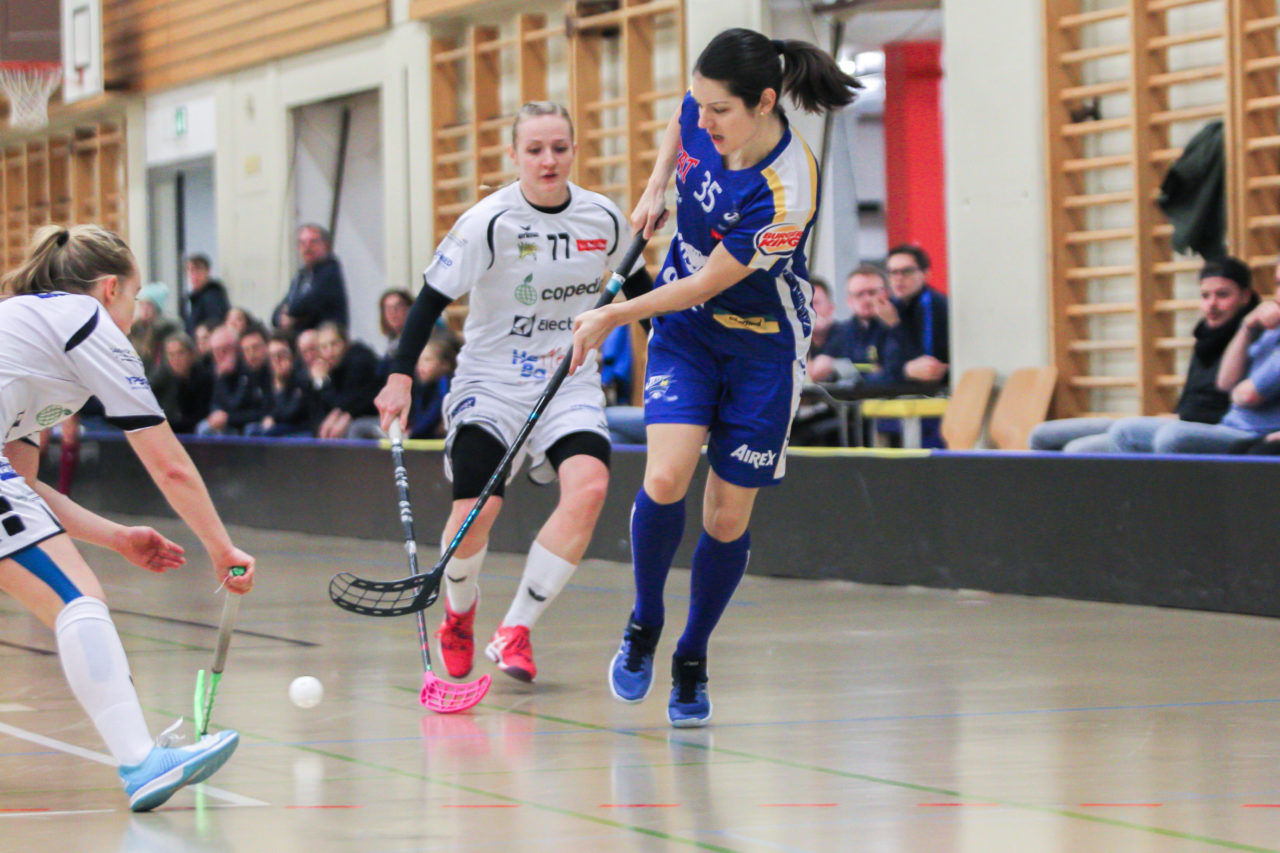 Hüenerweid (Dietlikon), 18.11.2018, Unihockey Damen Cup 1/4-Final, Kloten-Dietlikon Jets - Wizards Bern Burgdorf, Christelle Wohlhauser (Nr. 35, Kloten-Dietlikon Jets) spielt einen Pass

(Claudio Schwarz, unihockey-fotos.ch)

Copyright: Claudio Schwarz, unihockey-fotos.ch – Dieses Bild wurde durch swiss unihockey lizenziert und darf ausschliesslich auf den Online-Kanälen von swiss unihockey verwendet werden. Die redaktionelle oder kommerzielle Nutzung durch Dritte (Medien, Vereine, Unternehmen oder Privatpersonen) per Download von diesem flickr-Account ist ausgeschlossen. Das Bild kann bei Interesse via unihockey-fotos.ch kostenpflichtig lizenziert werden. unihockey-fotos.ch behält sich vor, fehlbaren Medien, Vereinen, Unternehmen oder Privatpersonen Bilder mit einem Zuschlag in Rechnung zu stellen.