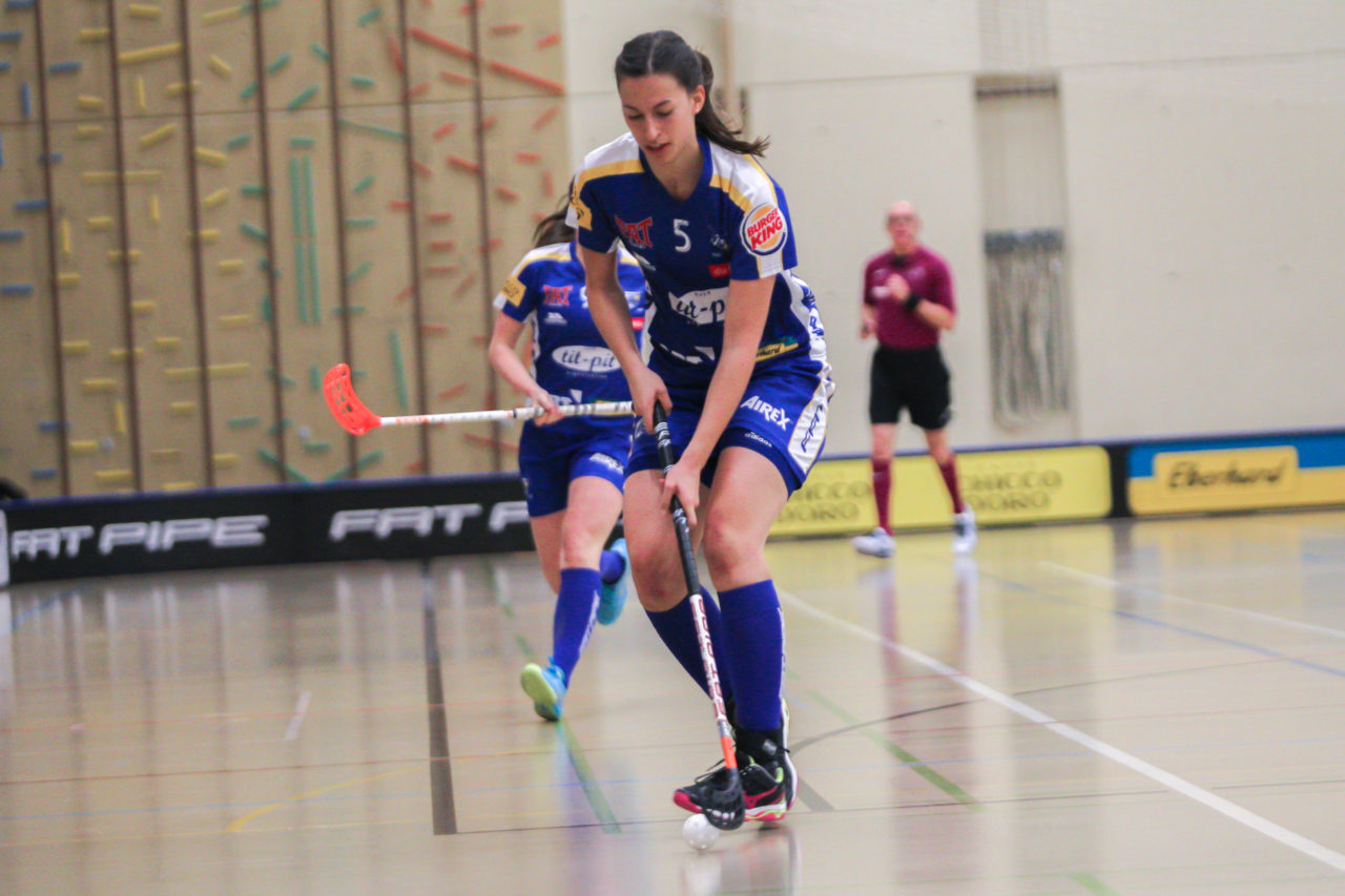 Hüenerweid (Dietlikon), 18.11.2018, Unihockey Damen Cup 1/4-Final, Kloten-Dietlikon Jets - Wizards Bern Burgdorf, Andrea Gämperli (Nr. 5, Kloten-Dietlikon Jets) am Ball

(Claudio Schwarz, unihockey-fotos.ch)

Copyright: Claudio Schwarz, unihockey-fotos.ch – Dieses Bild wurde durch swiss unihockey lizenziert und darf ausschliesslich auf den Online-Kanälen von swiss unihockey verwendet werden. Die redaktionelle oder kommerzielle Nutzung durch Dritte (Medien, Vereine, Unternehmen oder Privatpersonen) per Download von diesem flickr-Account ist ausgeschlossen. Das Bild kann bei Interesse via unihockey-fotos.ch kostenpflichtig lizenziert werden. unihockey-fotos.ch behält sich vor, fehlbaren Medien, Vereinen, Unternehmen oder Privatpersonen Bilder mit einem Zuschlag in Rechnung zu stellen.